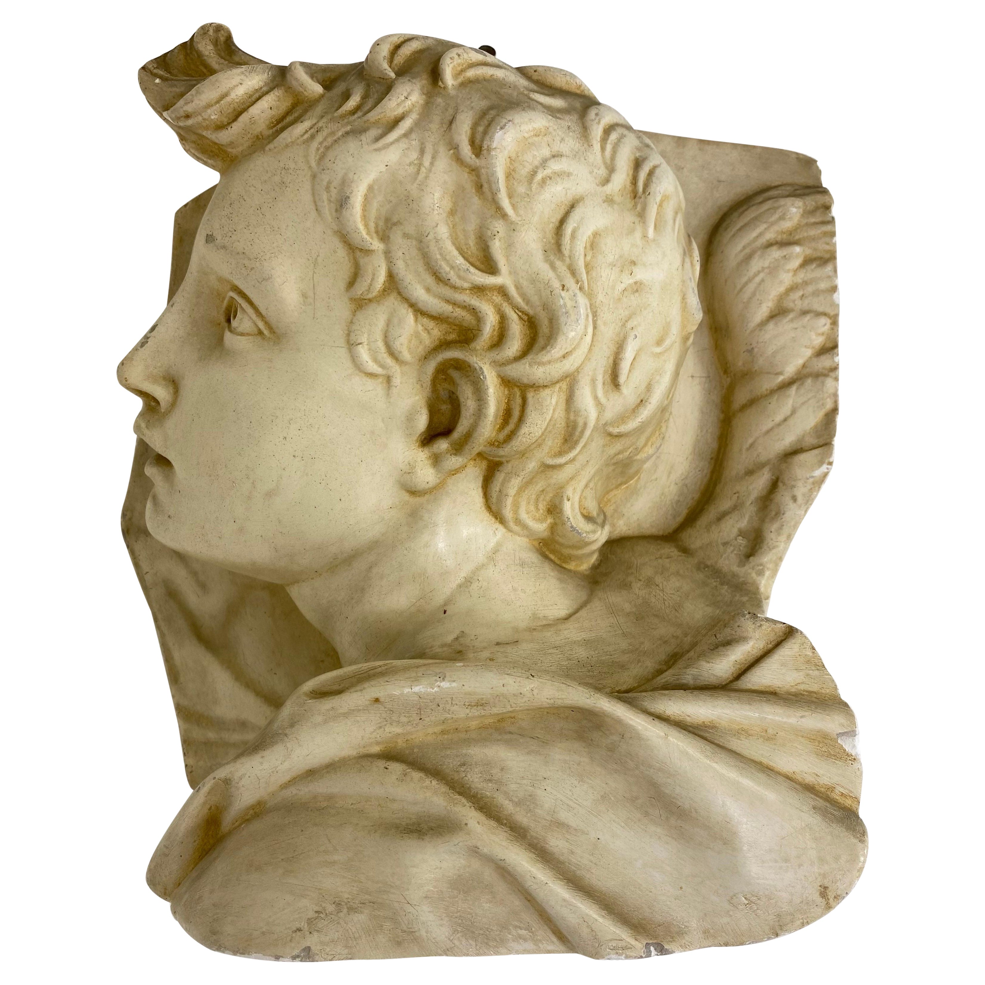 Gesso italiano della metà del secolo scorso raffigurante un giovane angelo. in vendita