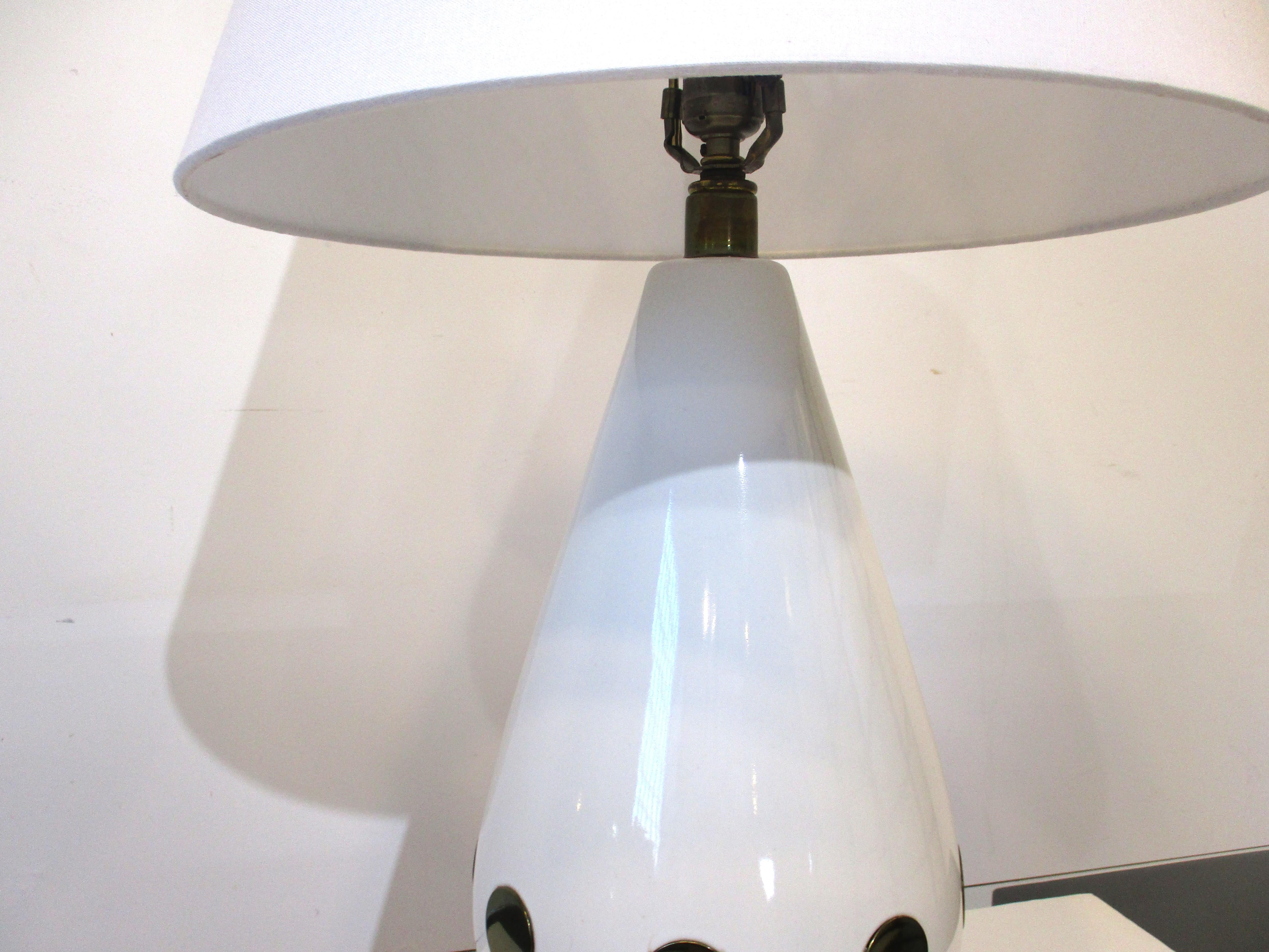 Mid-Century Modern Midcentury Italian Porcelain / Brass Table Lamp in the Style of Chapman For Sale
