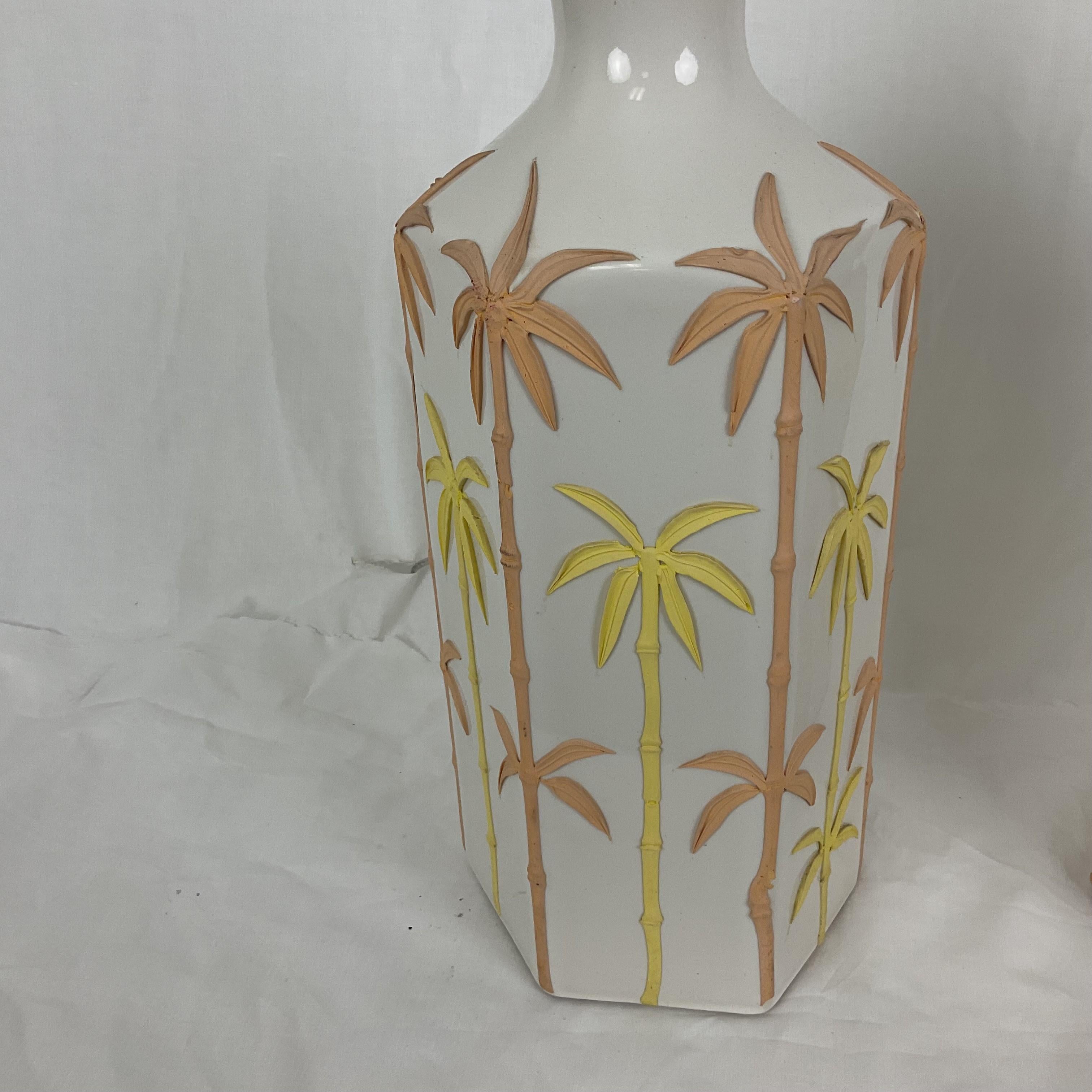 Superbes charmants motifs pêche et jaune pâle sur des lampes en porcelaine blanche. Des couleurs subtiles au charme percutant. Les embouts de palmier jaune sont inclus. Le corps de la lampe sans le col et la douille mesure 16