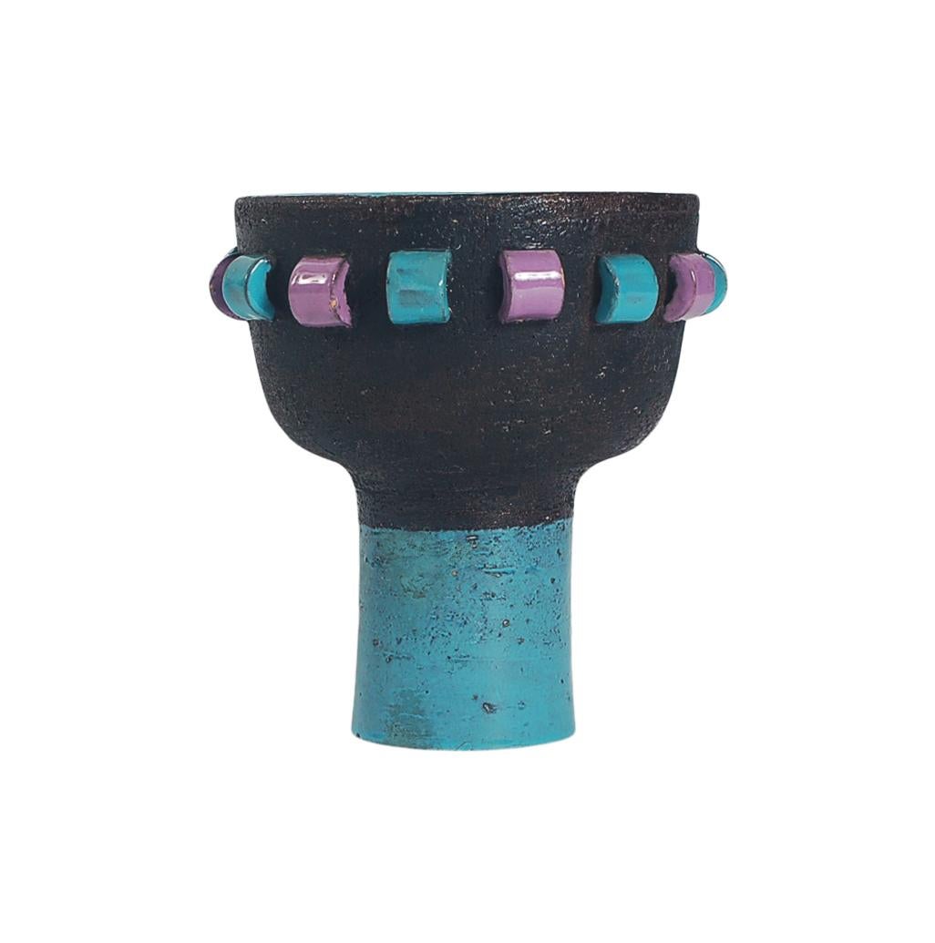 Un design post-moderne funky de Bitossi et produit par Goodfellow vers les années 1970. Très proche du style d'Ettore Sottsass. Il présente une forme entièrement en céramique avec de belles couleurs vives.