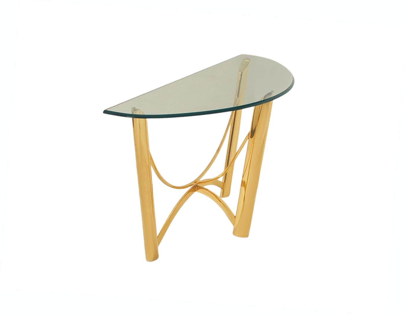 Laiton Table console ou table de canapé italienne post-moderne mi-siècle en laiton et verre en vente