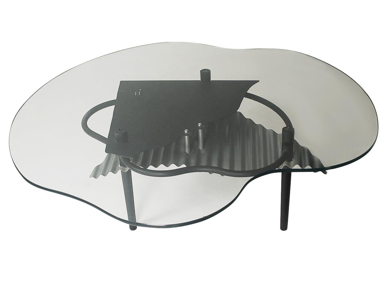 Mid Century Italian Post Modern Memphis Sottsass Style Coffee Table in Black  In Good Condition For Sale In Philadelphia, PA