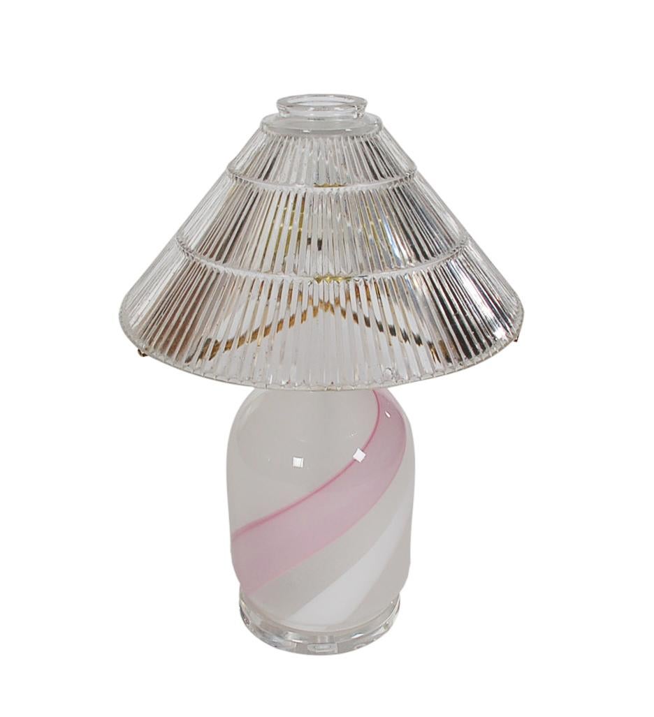 Ein prächtiger italienischer Kunstglastisch aus den 1980er Jahren. Die Lampe hat einen Körper aus mundgeblasenem Glas, einen Sockel aus Lucite, einen facettierten Glasschirm und Messingdetails. Getestet, funktionsfähig und einsatzbereit.
