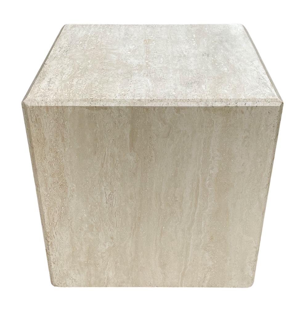 Una clásica mesa cúbica de mármol de perfil bajo procedente de Italia, de hacia la década de 1970. Presenta una sólida construcción de losas de travertino. Limpio y listo para usar.