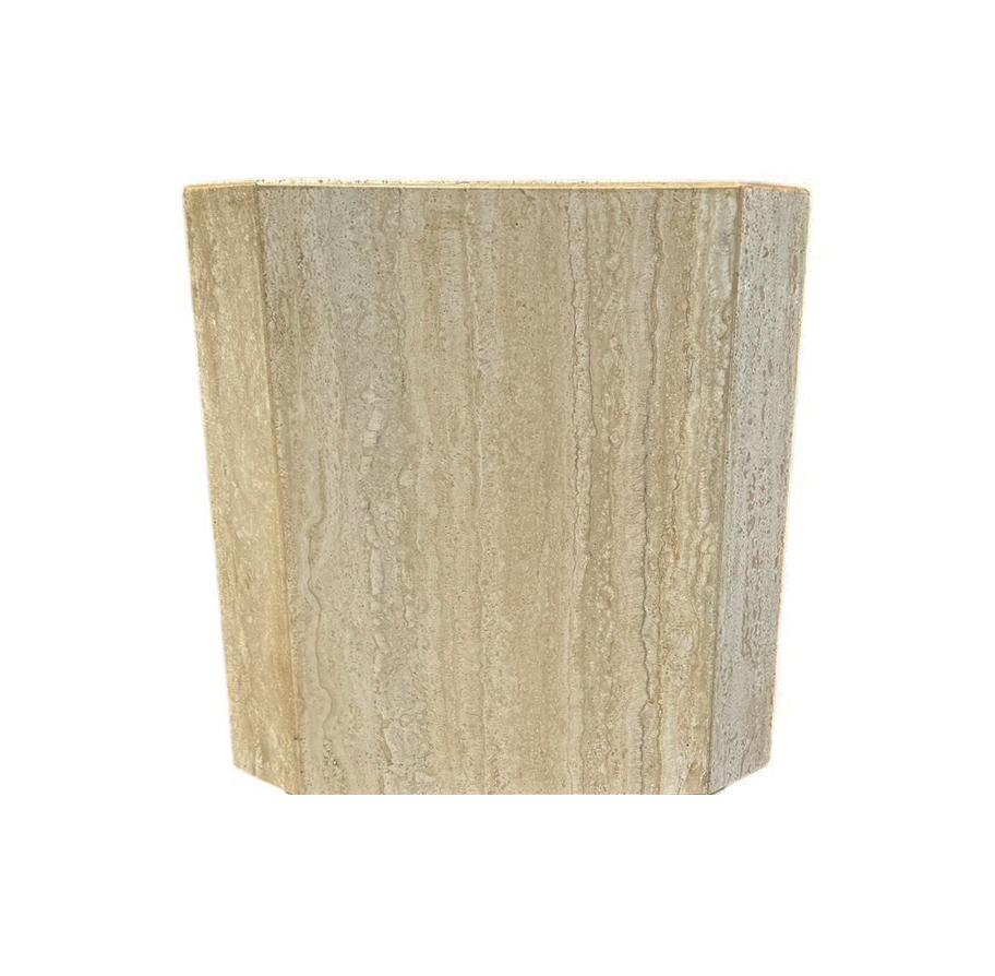 Postmoderne Table à boire ou table d'appoint italienne post-moderne du milieu du siècle dernier avec cubes en marbre travertin en vente