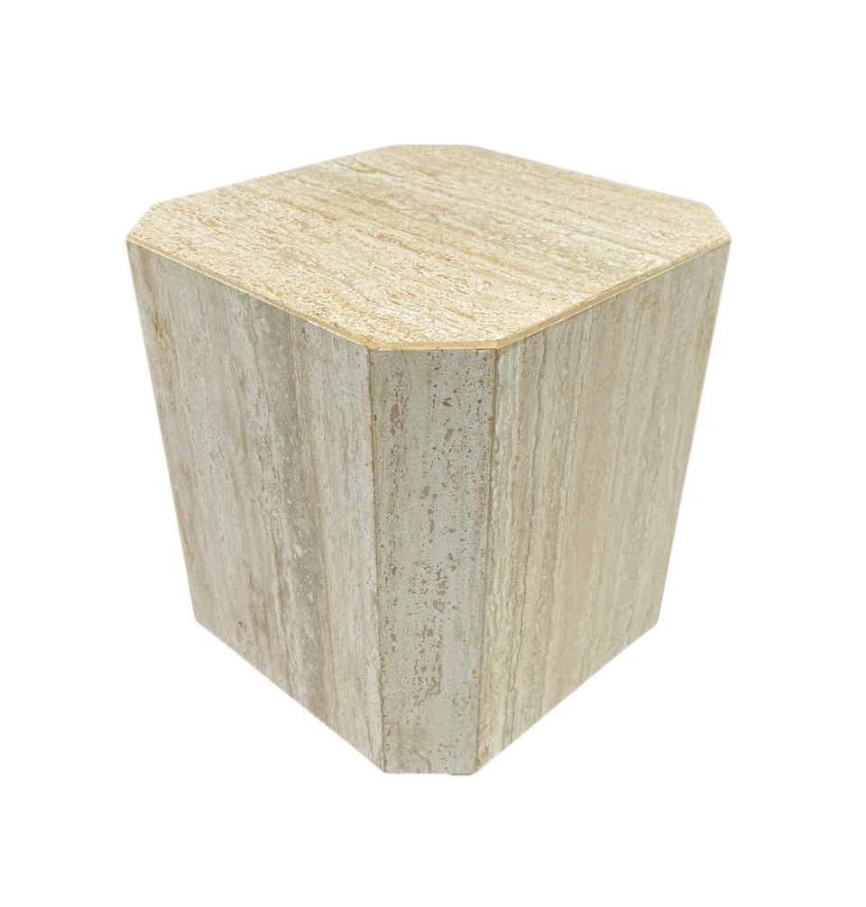Table à boire ou table d'appoint italienne post-moderne du milieu du siècle dernier avec cubes en marbre travertin Bon état - En vente à Philadelphia, PA