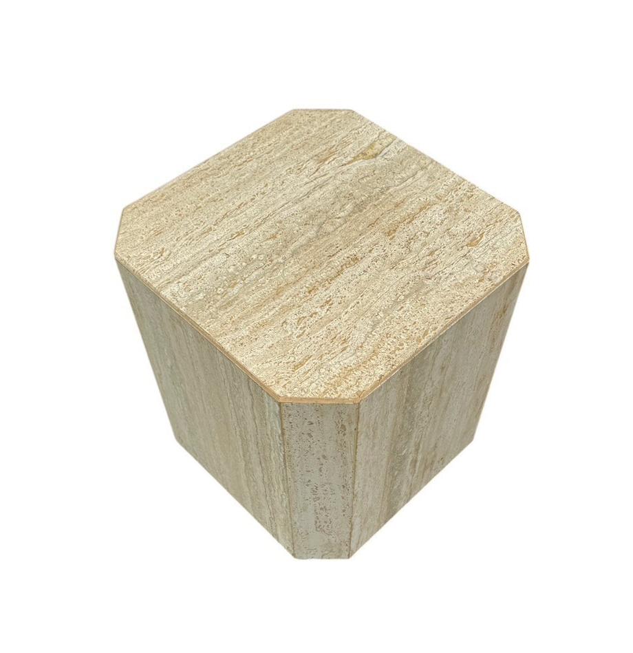 Fin du 20e siècle Table à boire ou table d'appoint italienne post-moderne du milieu du siècle dernier avec cubes en marbre travertin en vente
