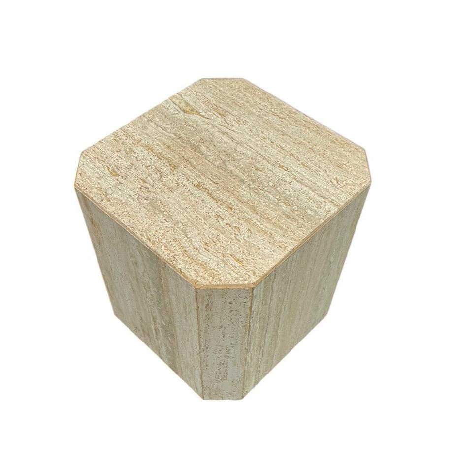 Table à boire ou table d'appoint italienne post-moderne du milieu du siècle dernier avec cubes en marbre travertin en vente 1