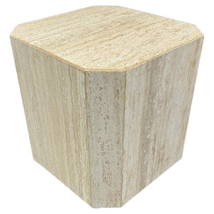 Tavolino o tavolino di servizio a cubo in marmo travertino del Mid Century italiano postmoderno