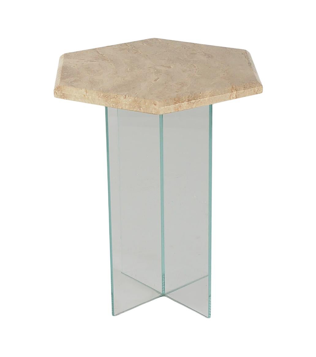 Mid-Century Modern Table d'appoint ou d'extrémité italienne post-moderne du milieu du siècle dernier en marbre travertin et verre en vente