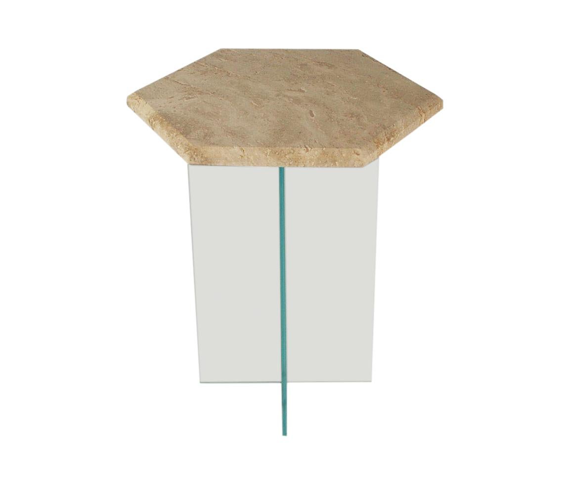 Fin du 20e siècle Table d'appoint ou d'extrémité italienne post-moderne du milieu du siècle dernier en marbre travertin et verre en vente