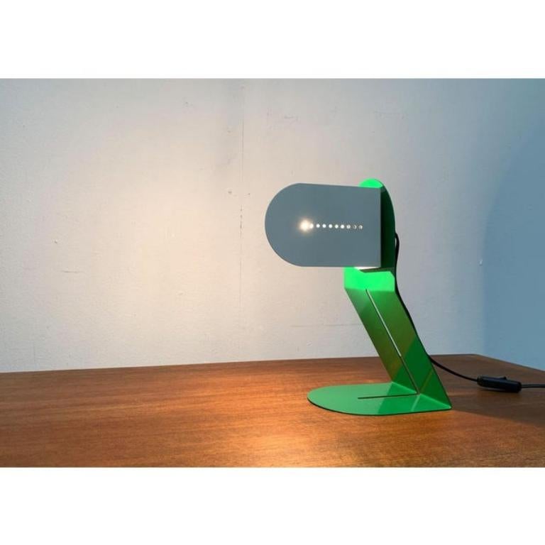 Italienische postmoderne, minimalistische Mid-Century-Tischlampe aus Metall, Space Age, 1960er Jahre (Moderne der Mitte des Jahrhunderts) im Angebot