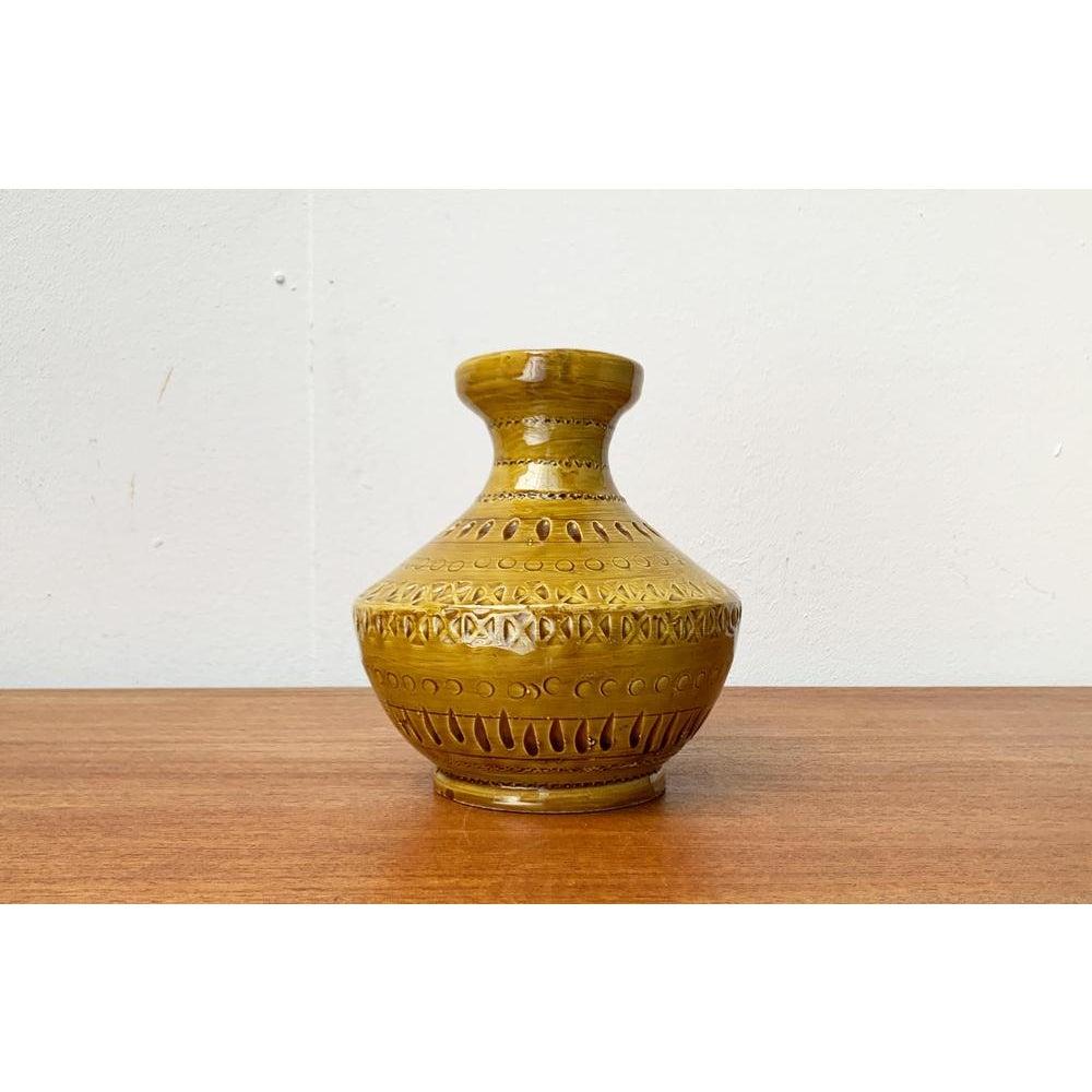 Vaso a caraffa in ceramica italiana di metà secolo di Aldo Londi per Bitossi, anni '60, in ottime condizioni. Progettato tra il 1960 e il 1969 Questo pezzo ha un marchio di attribuzione.

Informazioni aggiuntive:
Materiali: Ceramica
Colore: