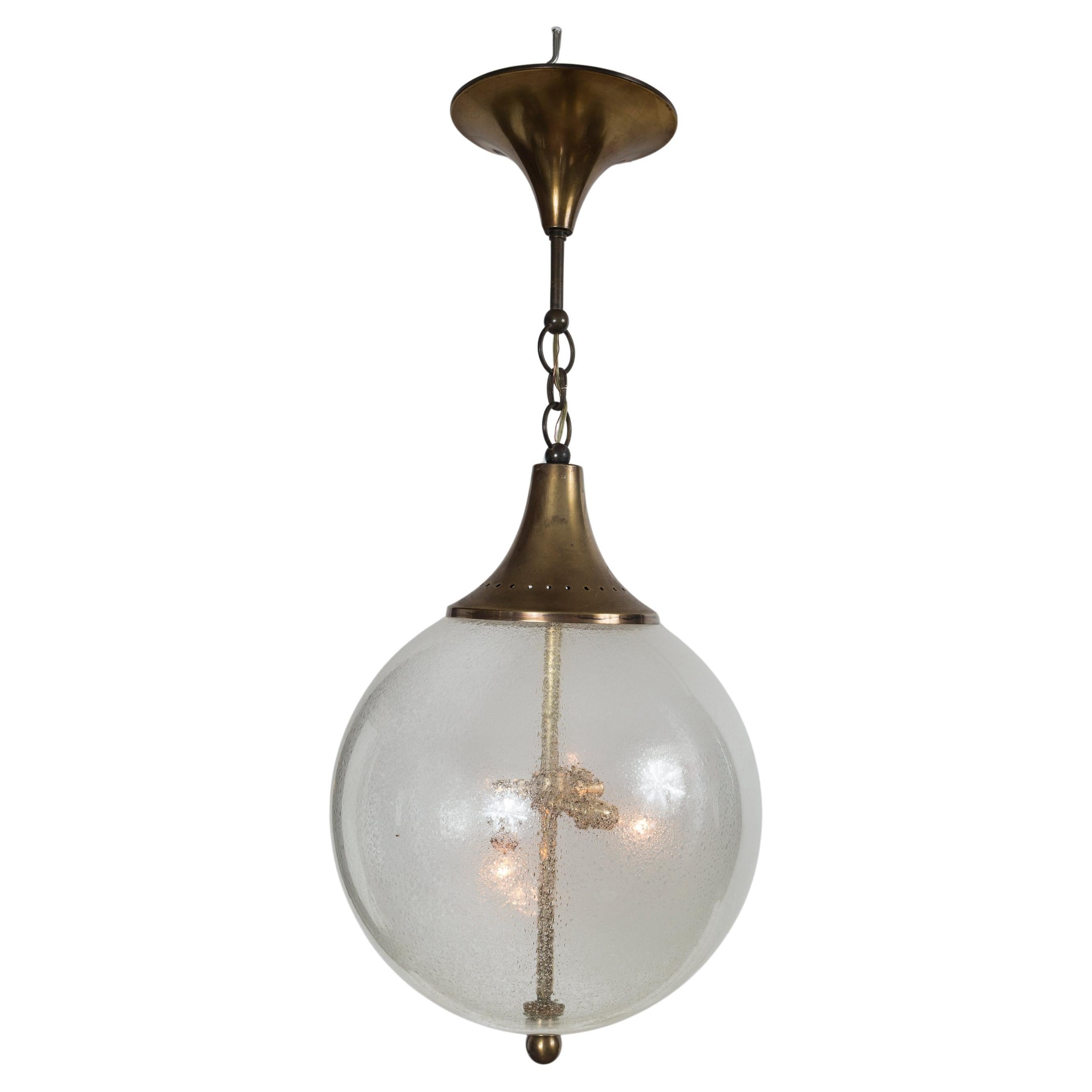 Incantevole plafoniera a forma di globo di Murano. Il vetro soffiato con la tecnica del Pulegoso (vetro soffiato con piccole bolle controllate) crea un'illuminazione scintillante impossibile da ricreare oggi.

Mostrato con il suo originale 
