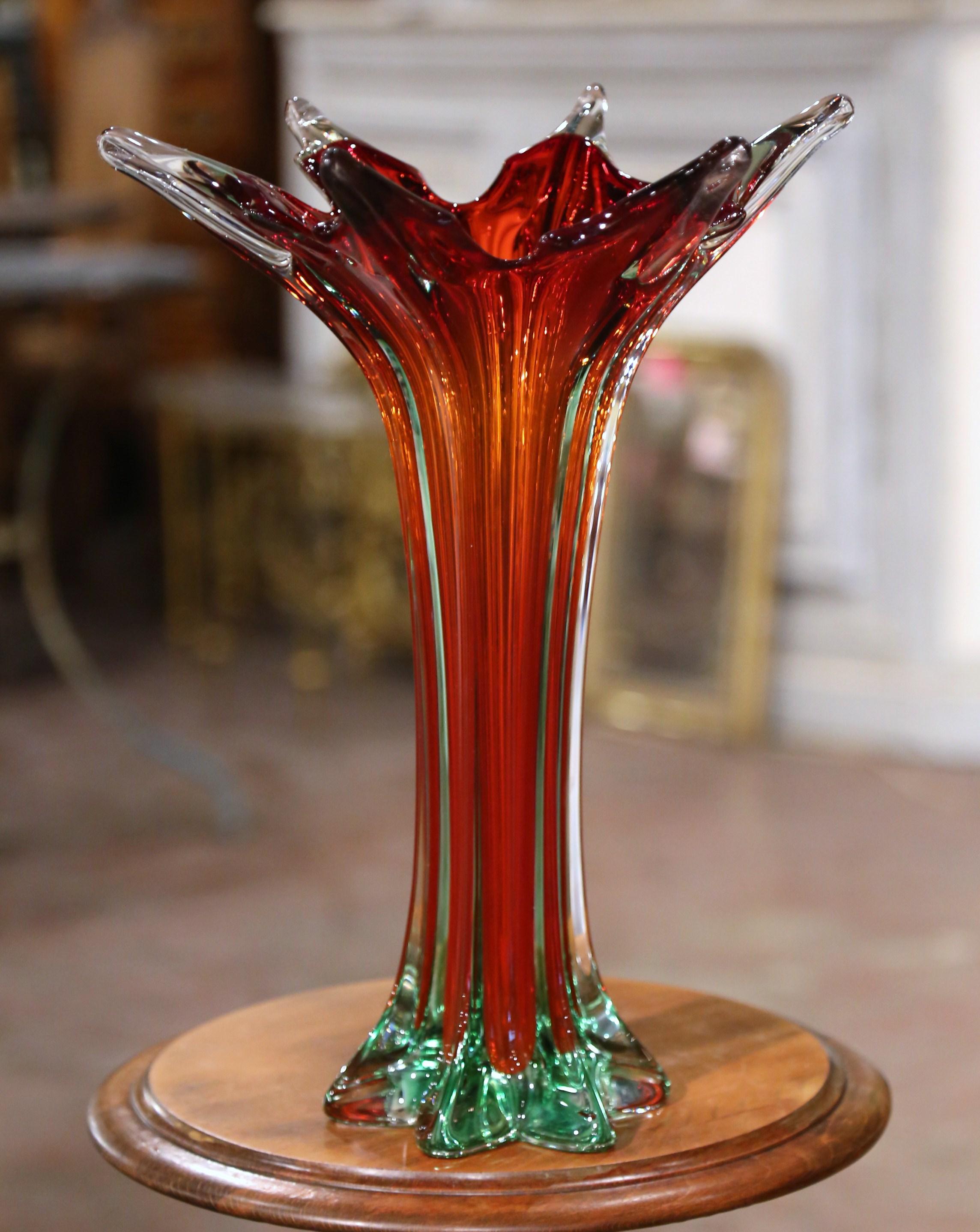 Mid-Century Italian Pulled Feathered Two-Tone Red and Clear Glass Vase In Excellent Condition For Sale In Dallas, TX