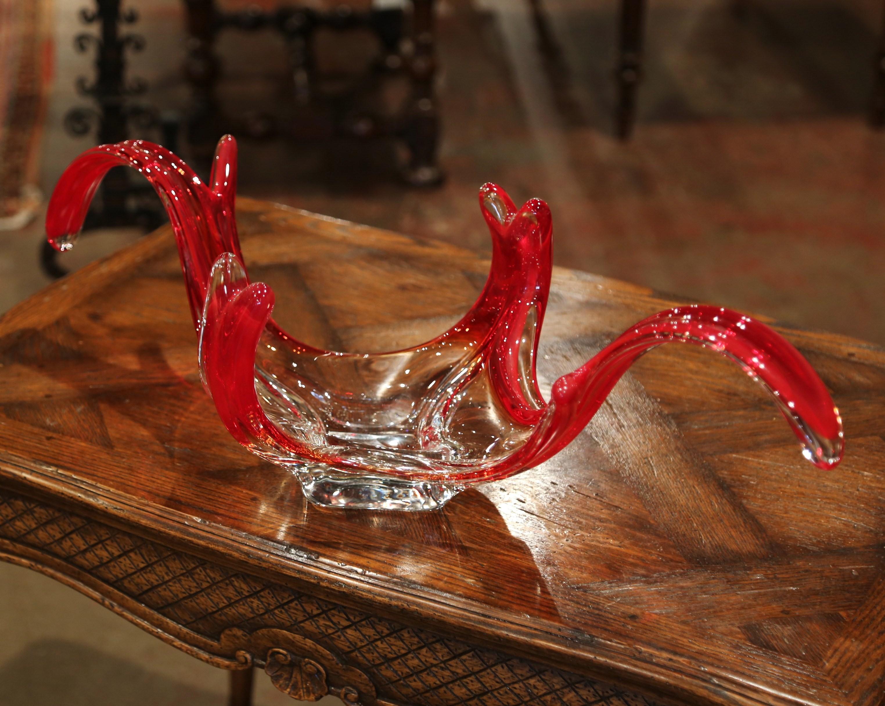 Midcentury Italian Pulled Feathered Two-Tone Red Murano Glass Center Vase In Excellent Condition In Dallas, TX