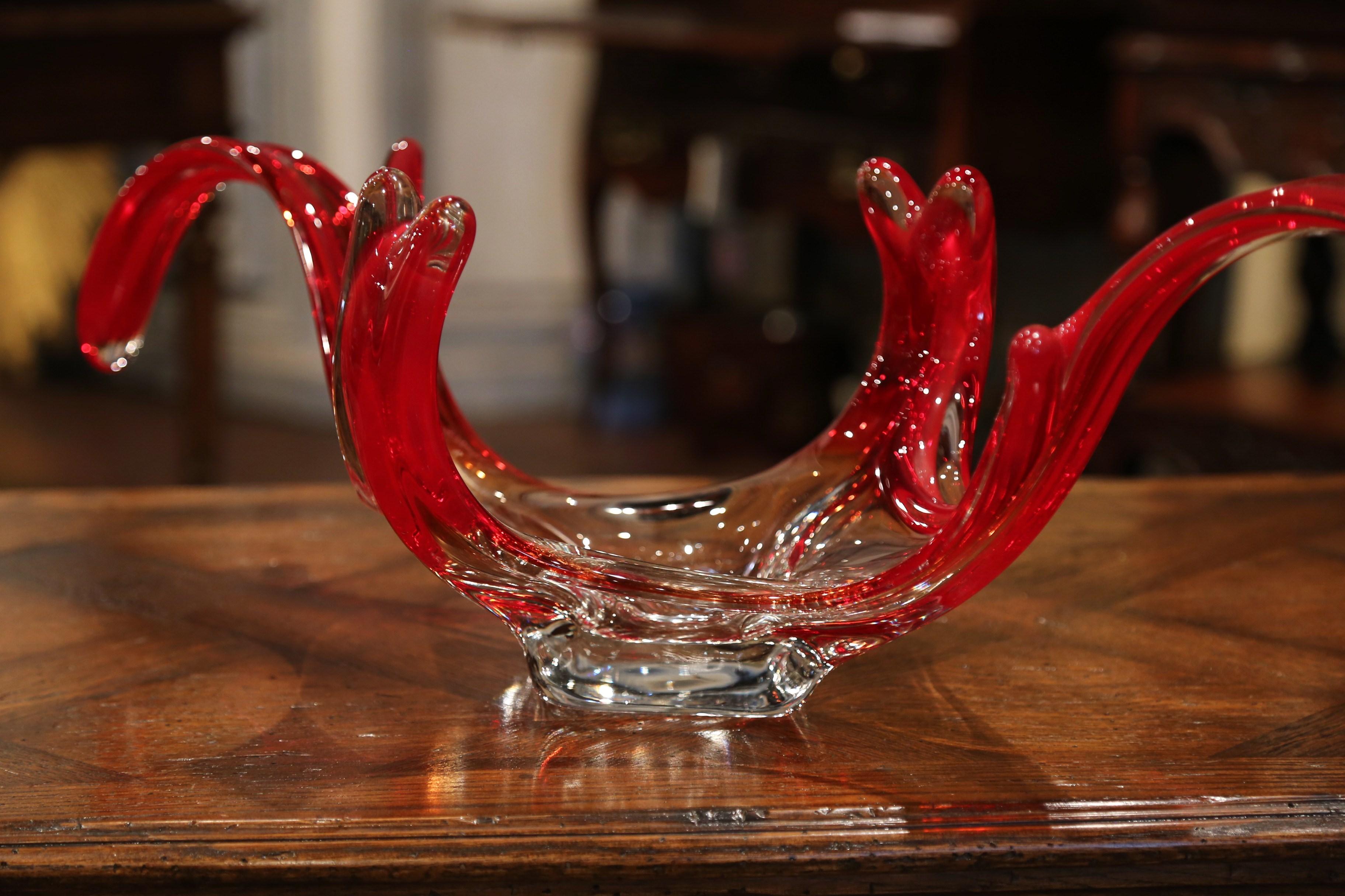 20th Century Midcentury Italian Pulled Feathered Two-Tone Red Murano Glass Center Vase