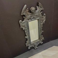 Specchio da parete italiano in stile Mid-Century con putti dipinti di blu scuro