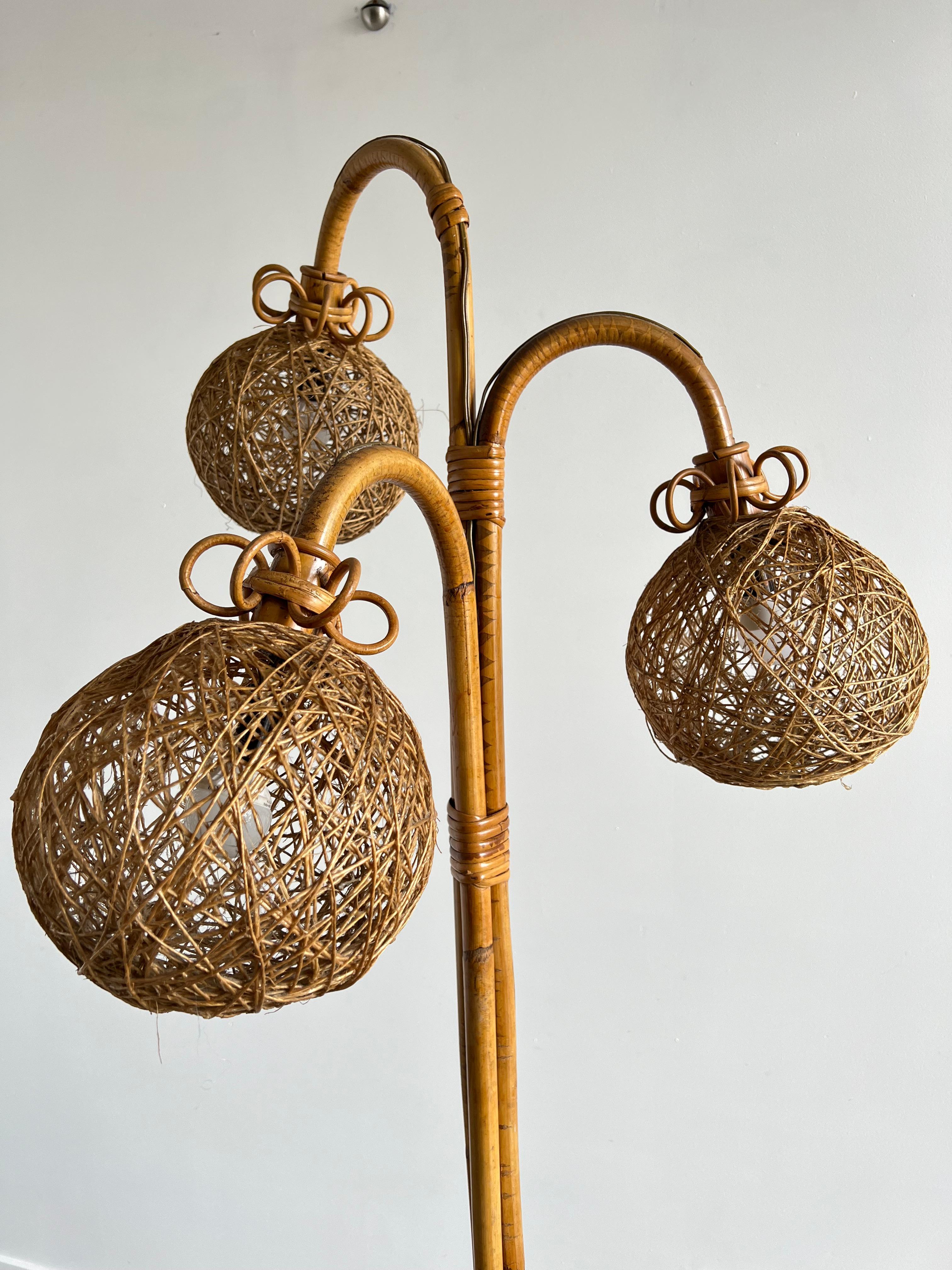 Italian handmade Bamboo floor lamp with three rattan balls, tripod base. 1960s.
A perfect design item to embellish your room!.
 