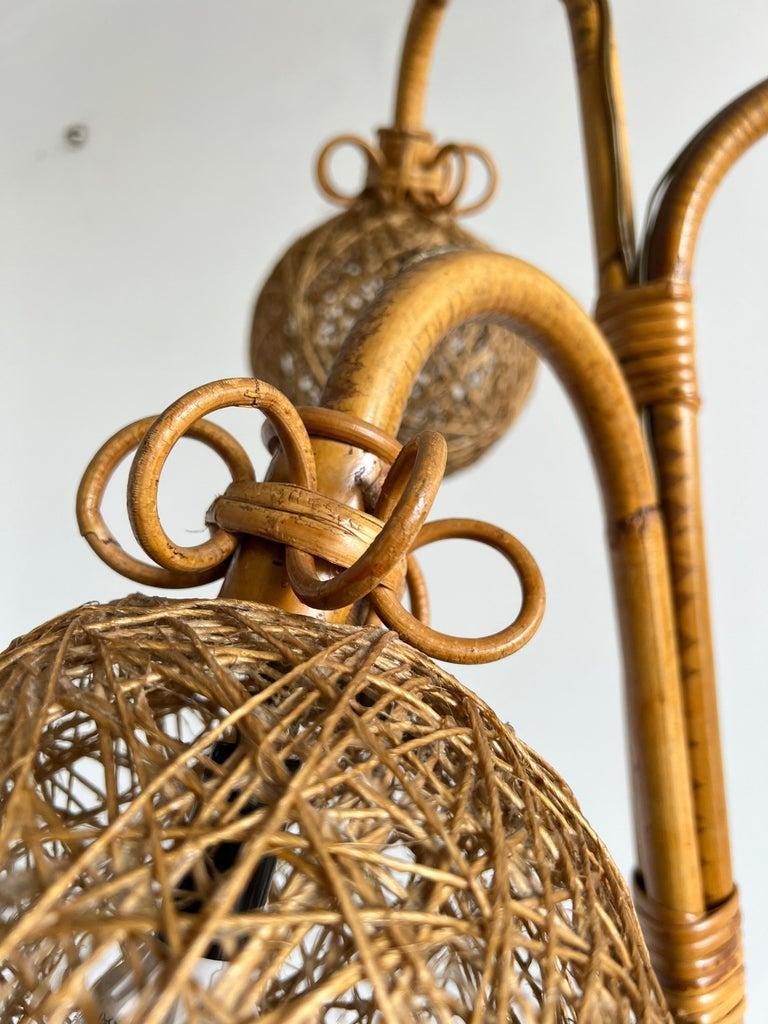 Lampada da terra in bambù fatta a mano in Italia con tre sfere in rattan, base a treppiede. 1960s.
Un oggetto di design perfetto per abbellire la tua stanza!
 