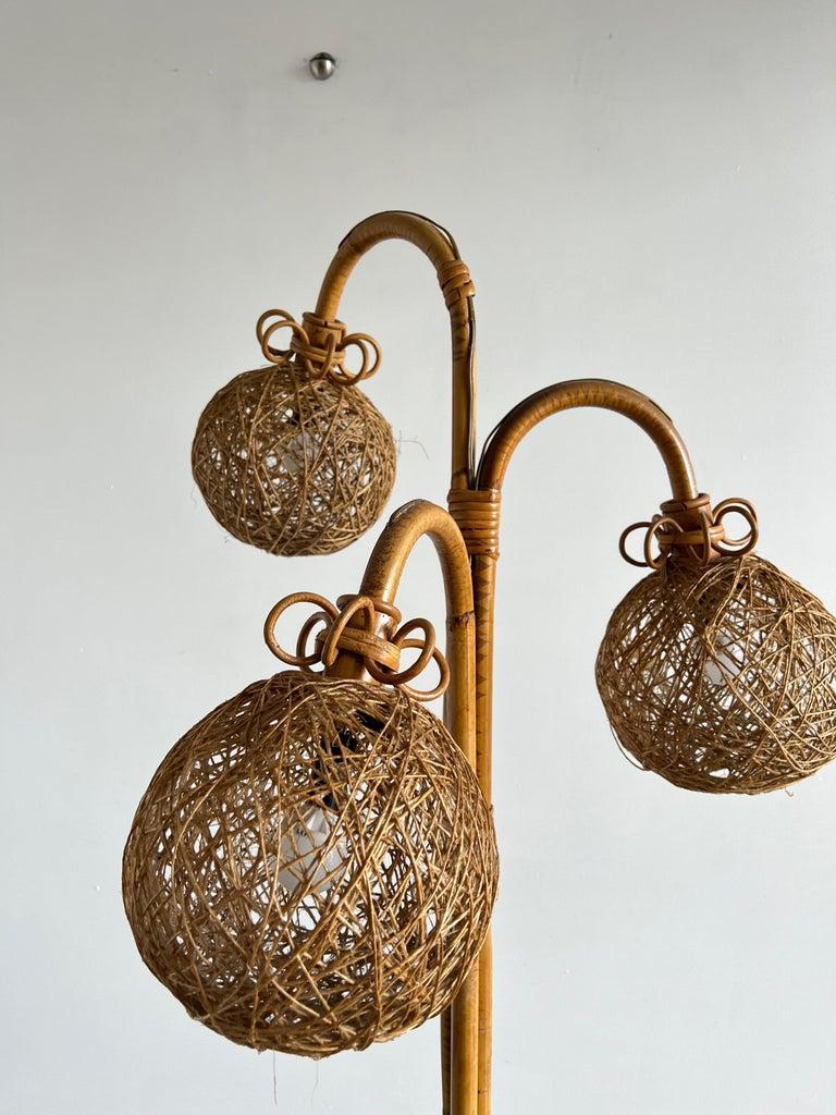 Italiano Lampada da terra in rattan e bambù della metà del secolo scorso in vendita