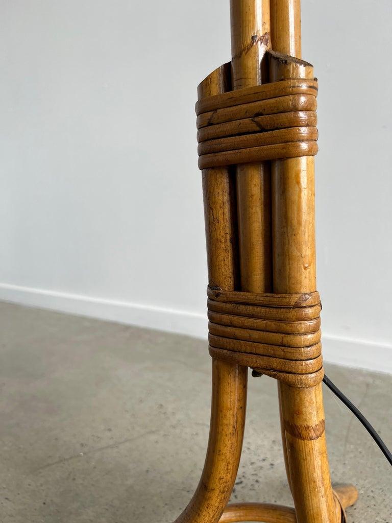 Lampada da terra in rattan e bambù della metà del secolo scorso in vendita 1