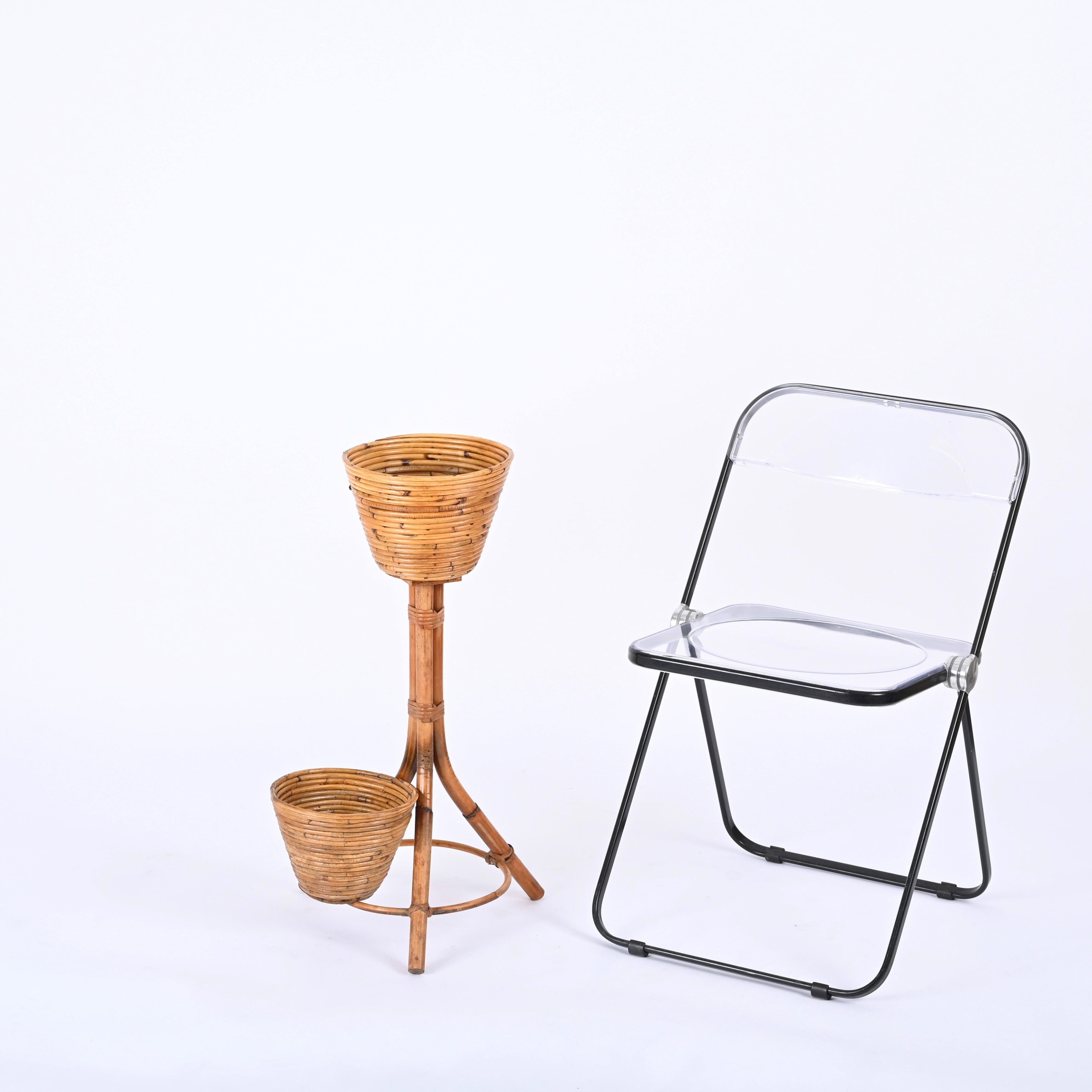 Beautiful Mid-Century flower or plant stand in curved rattan, bamboo and wicker. This lovely object was designed in Italy in the 1960s and is attributed to Vivai del Sud.

This magnificent plant stand has a solid tripod base in curved bamboo enrich