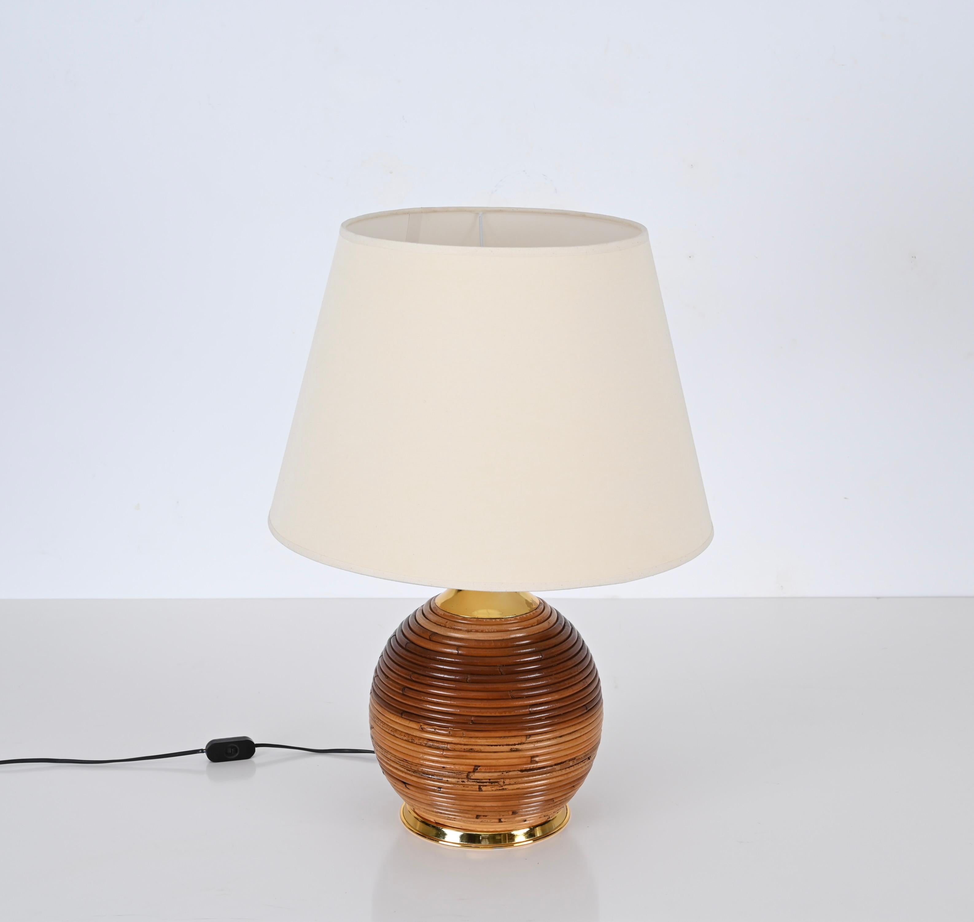 Mid-Century Italian Rattan and Gilt Metal Table Lamp by Vivai Del Sud, 1970s In Good Condition In Roma, IT