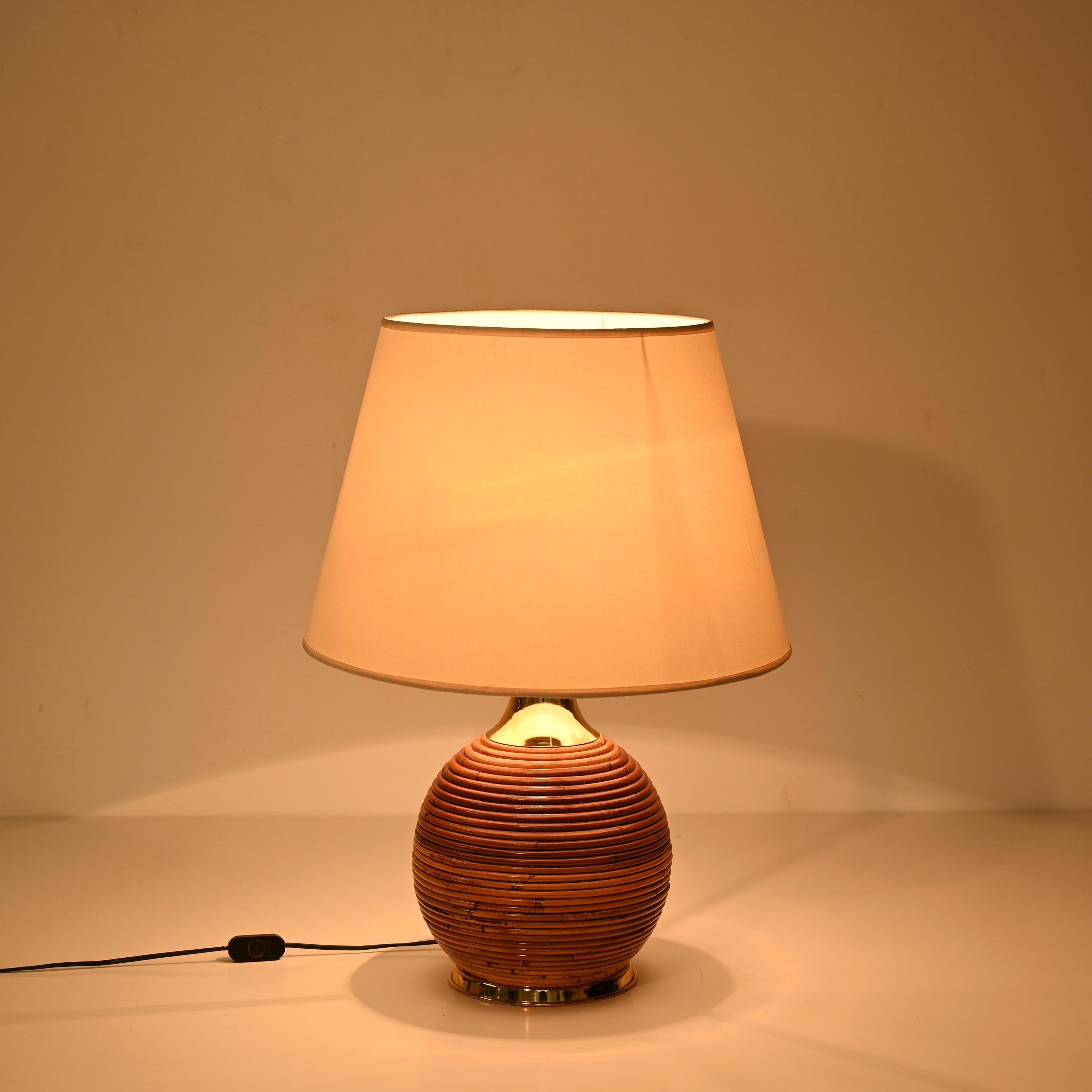 20th Century Mid-Century Italian Rattan and Gilt Metal Table Lamp by Vivai Del Sud, 1970s For Sale