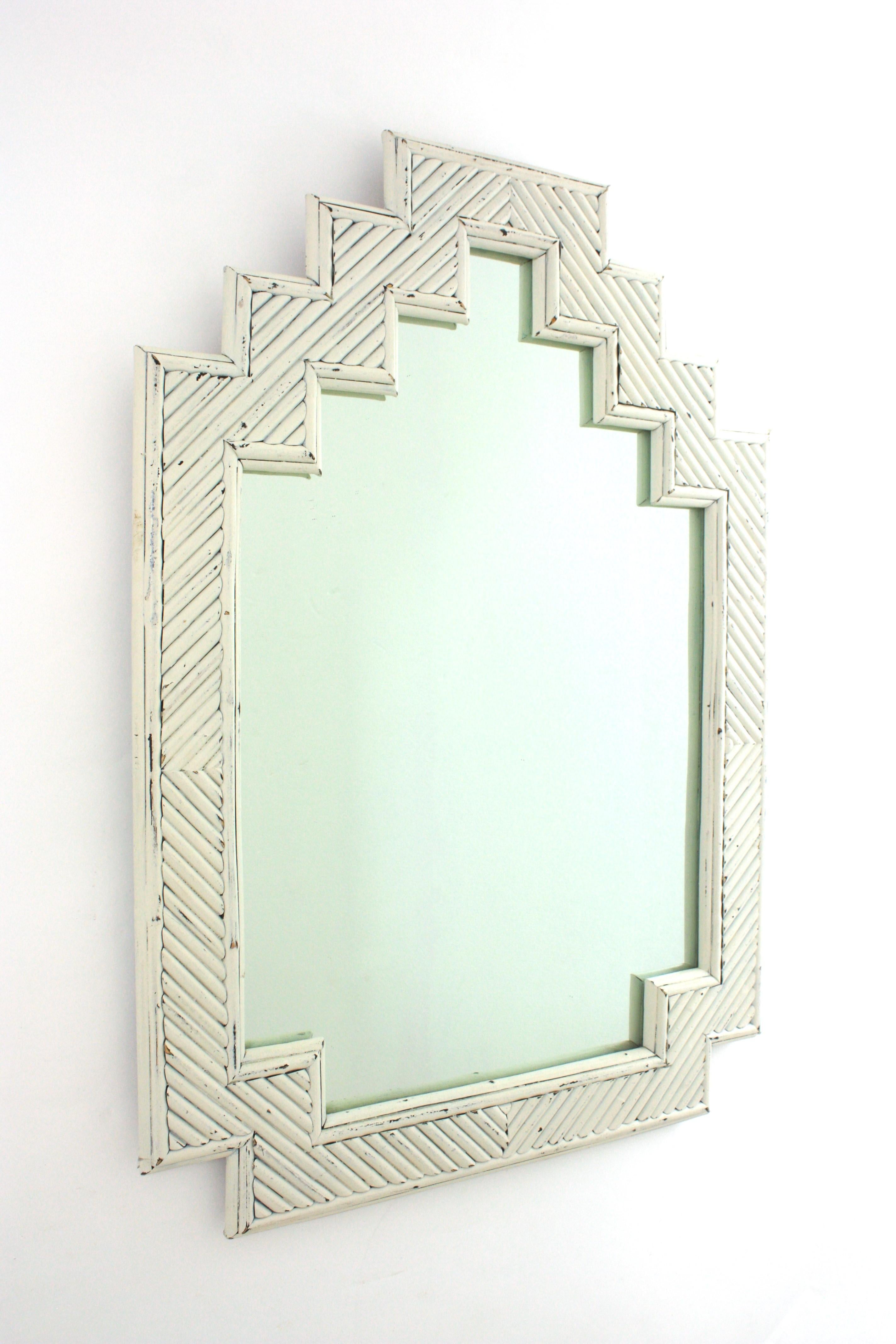 Mid-Century moderno Specchio italiano di metà secolo in rattan e bambù di Vivai del Sud, patina bianca in vendita