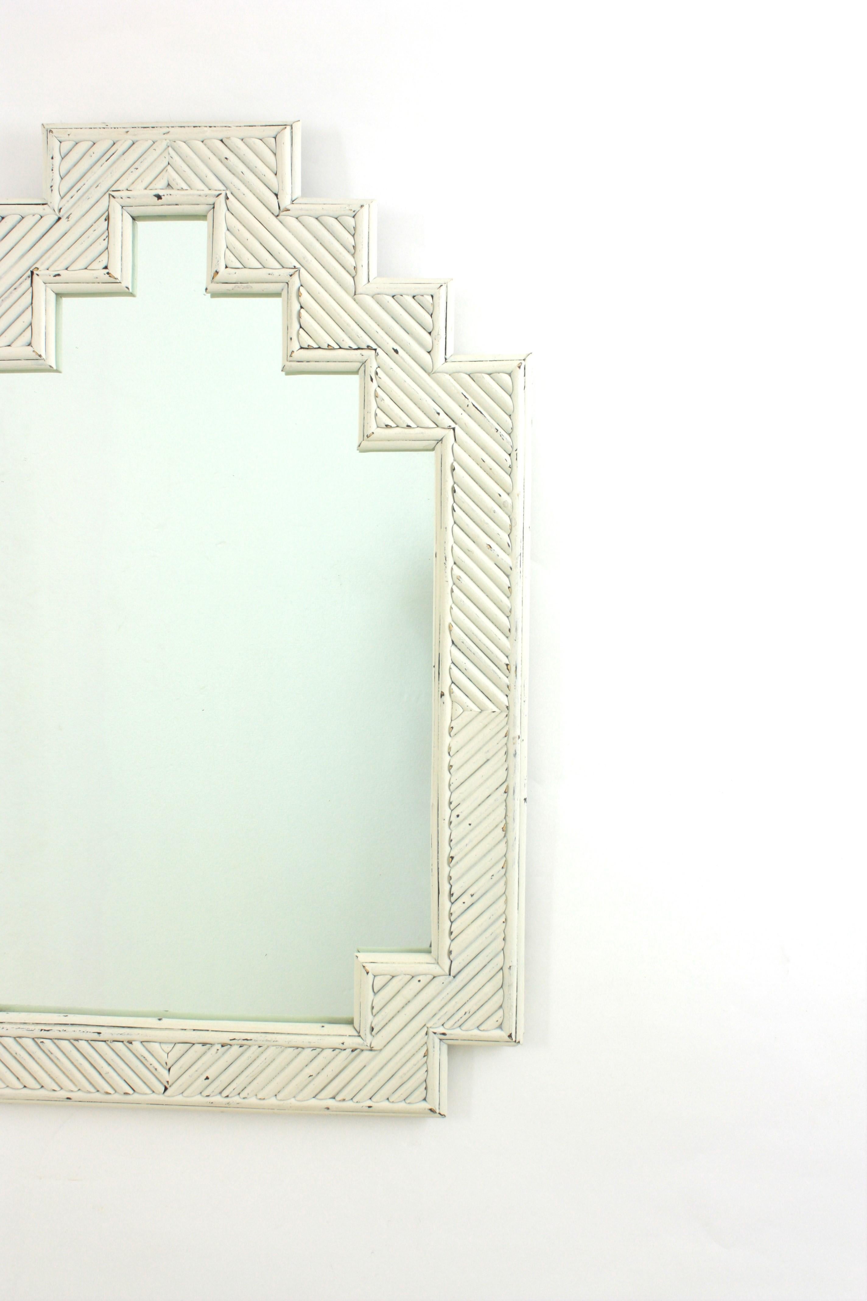 XX secolo Specchio italiano di metà secolo in rattan e bambù di Vivai del Sud, patina bianca in vendita