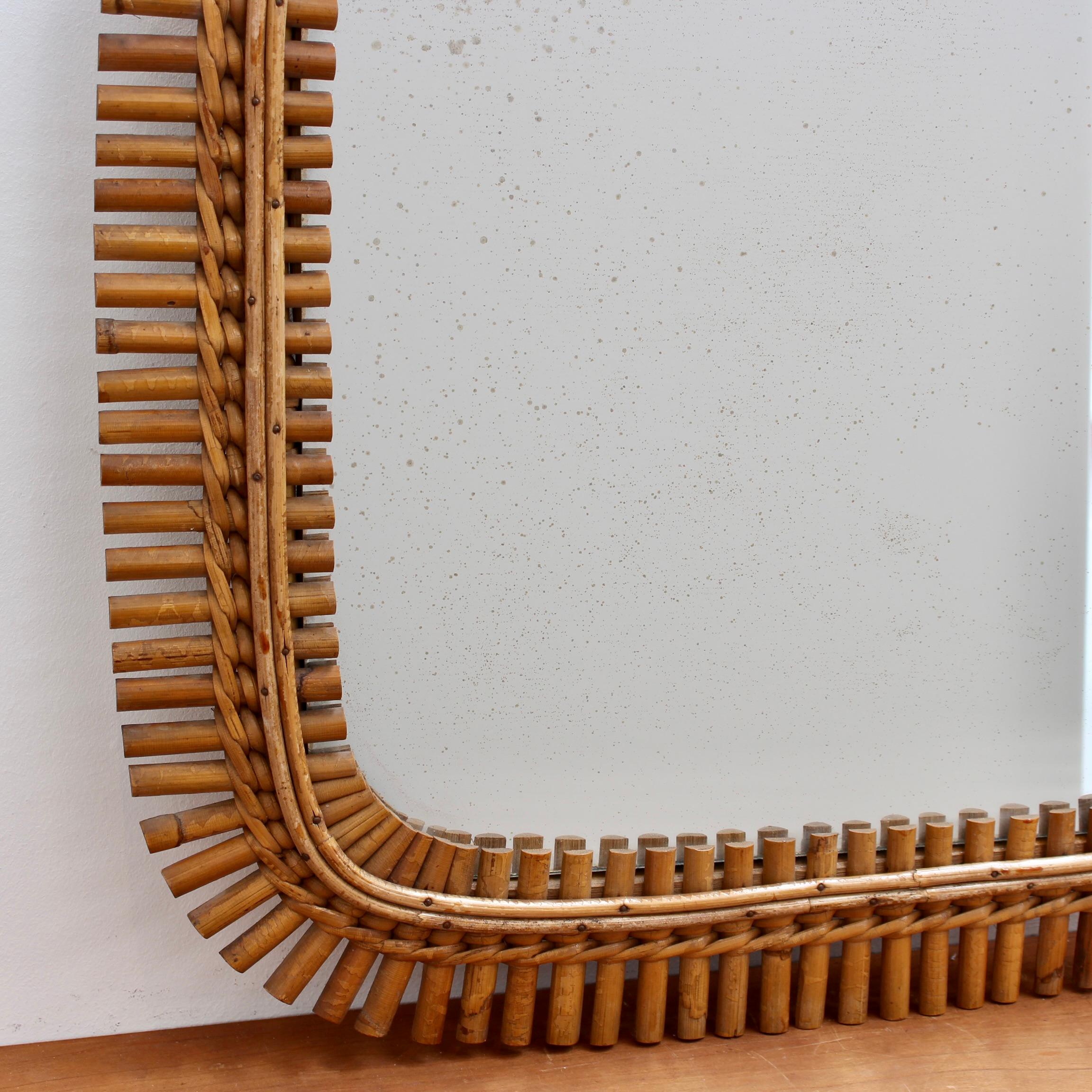 Milieu du XXe siècle Miroir en rotin italien du milieu du siècle avec chaîne de suspension (circa 1960) en vente