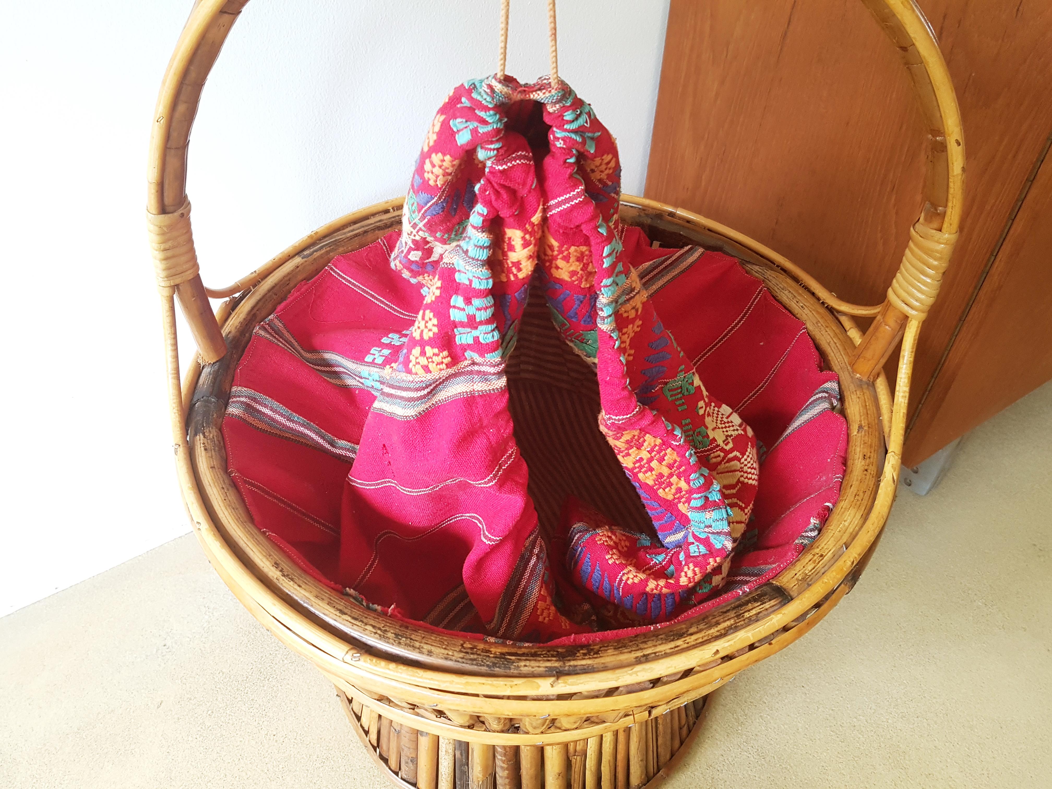 Rush and rattan basket with fabric bag for objects. Ideal for knitting. Very good vintage conditions.
Basket height without handle cm 35.