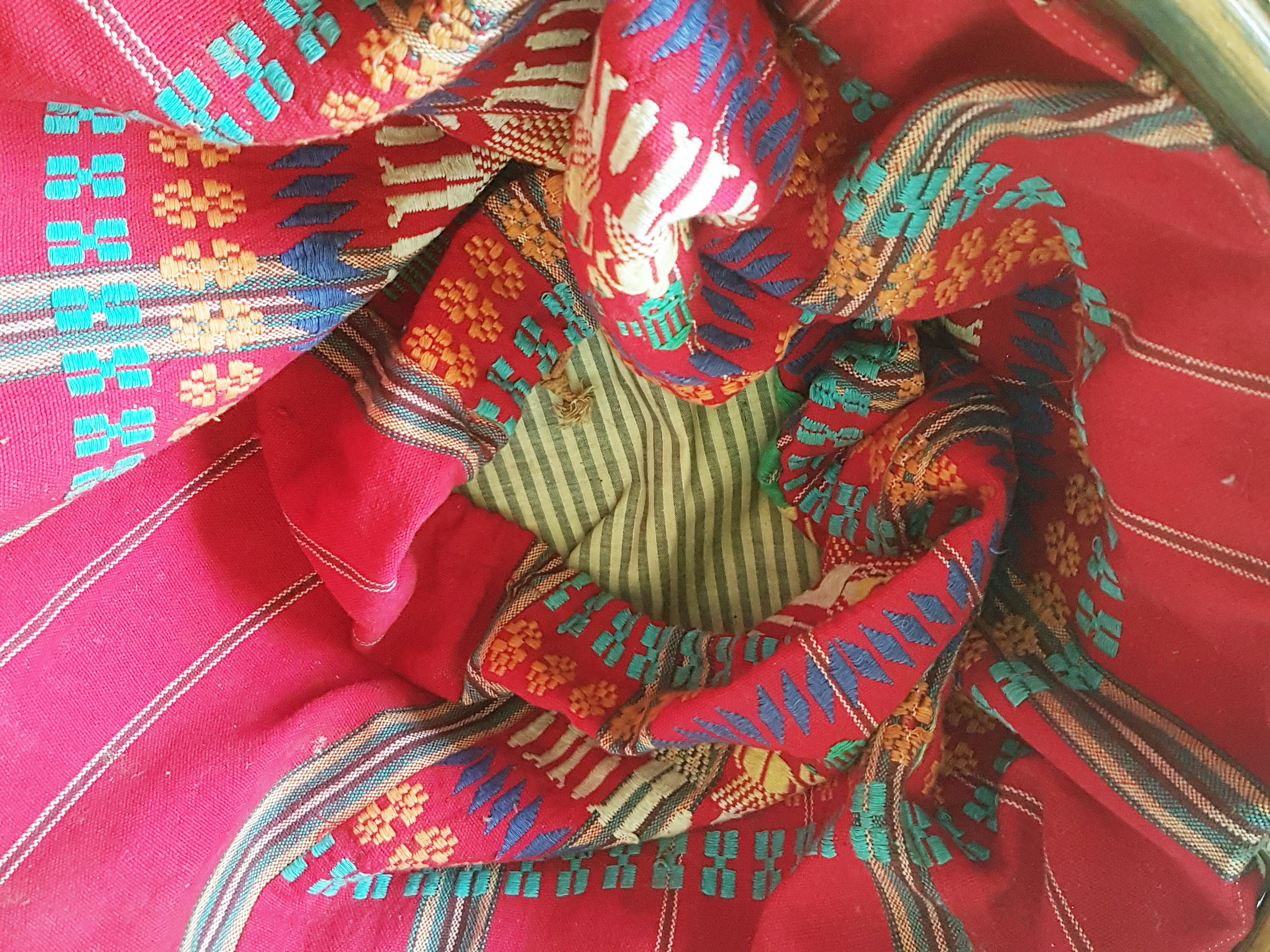 Ère spatiale Panier italien du milieu du siècle en rotin, jonc et tissu tricoté  en vente