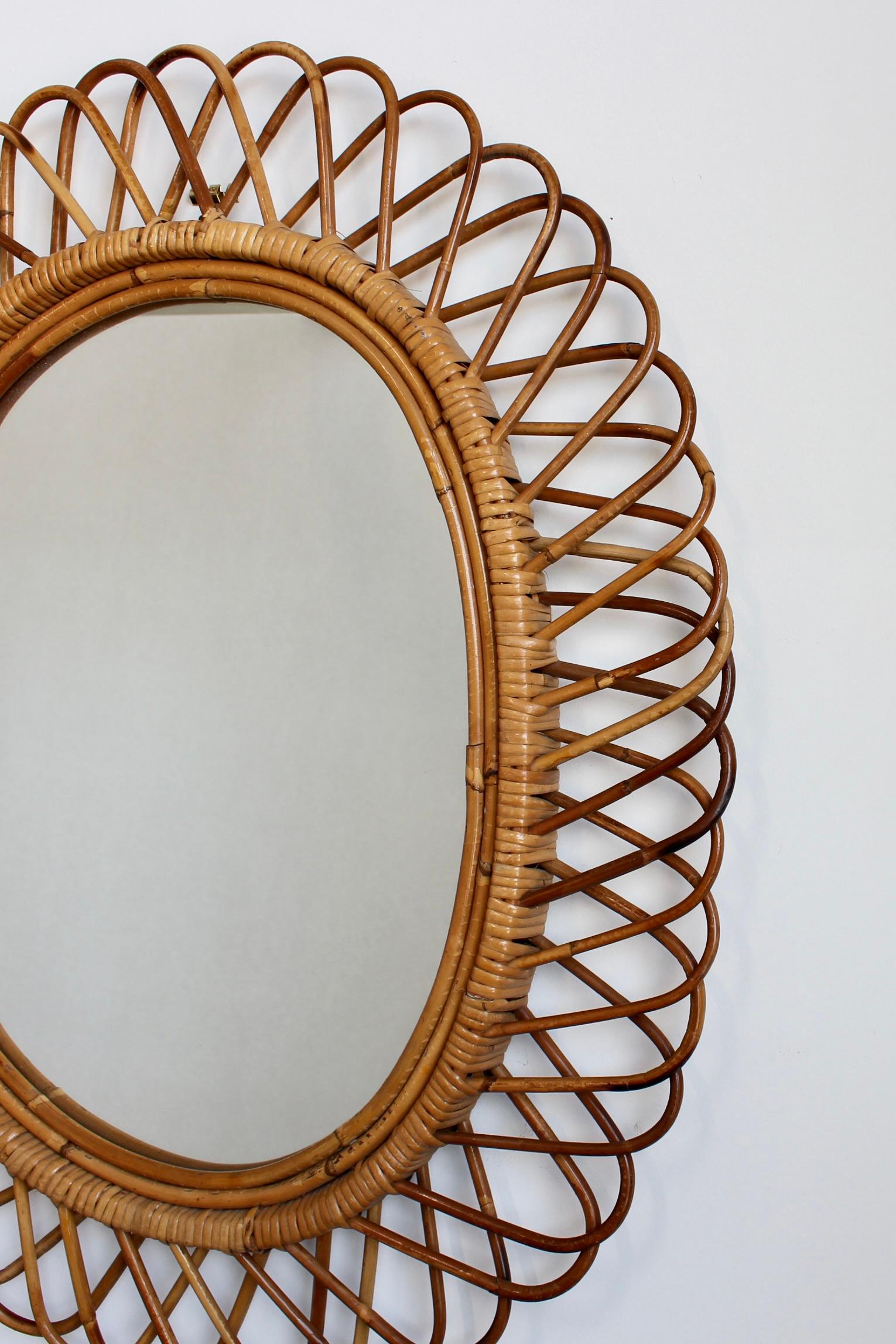 Italienischer Rattan-Wandspiegel aus der Mitte des Jahrhunderts (ca. 1960er Jahre) im Zustand „Gut“ im Angebot in London, GB