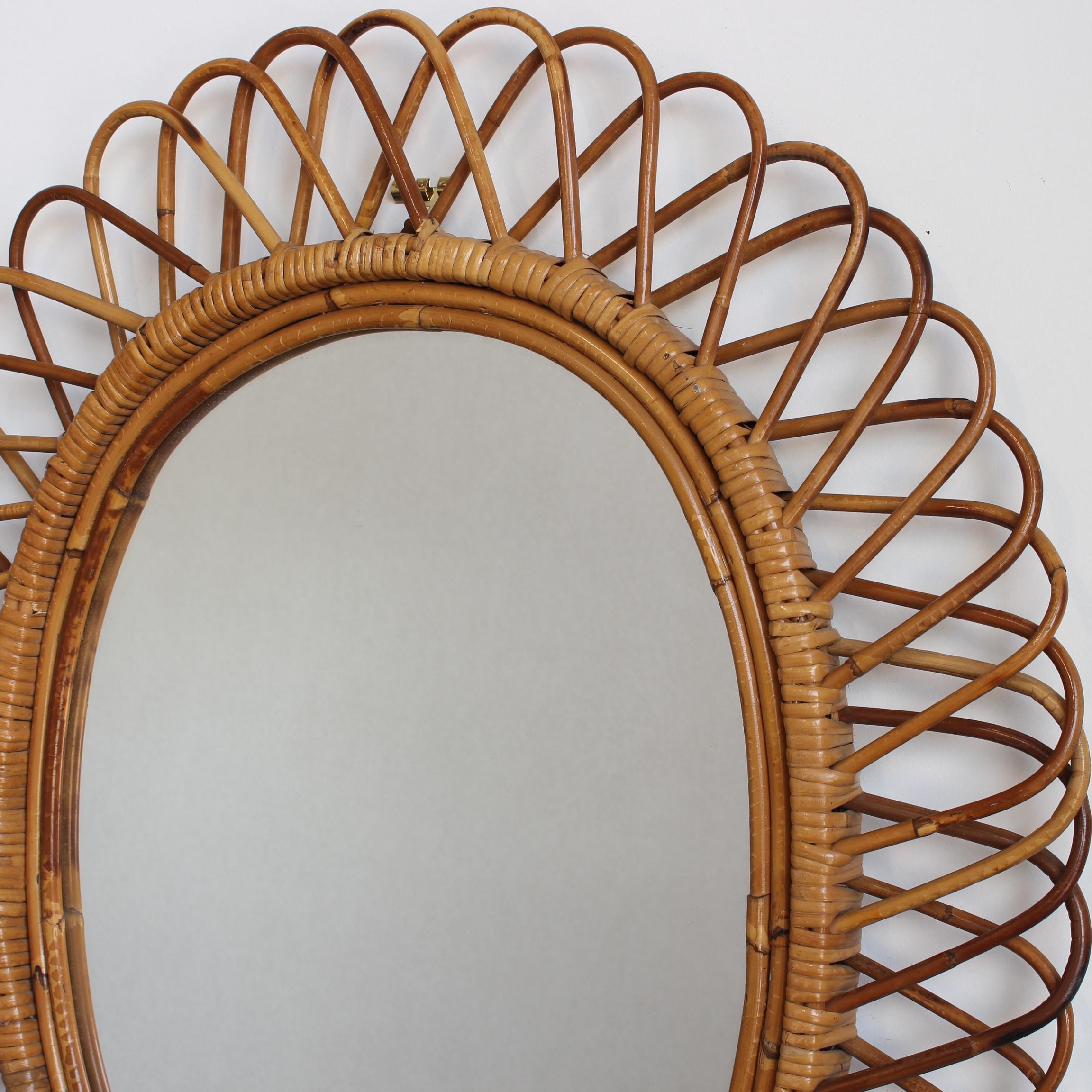 Italienischer Rattan-Wandspiegel aus der Mitte des Jahrhunderts (ca. 1960er Jahre) (Mitte des 20. Jahrhunderts) im Angebot