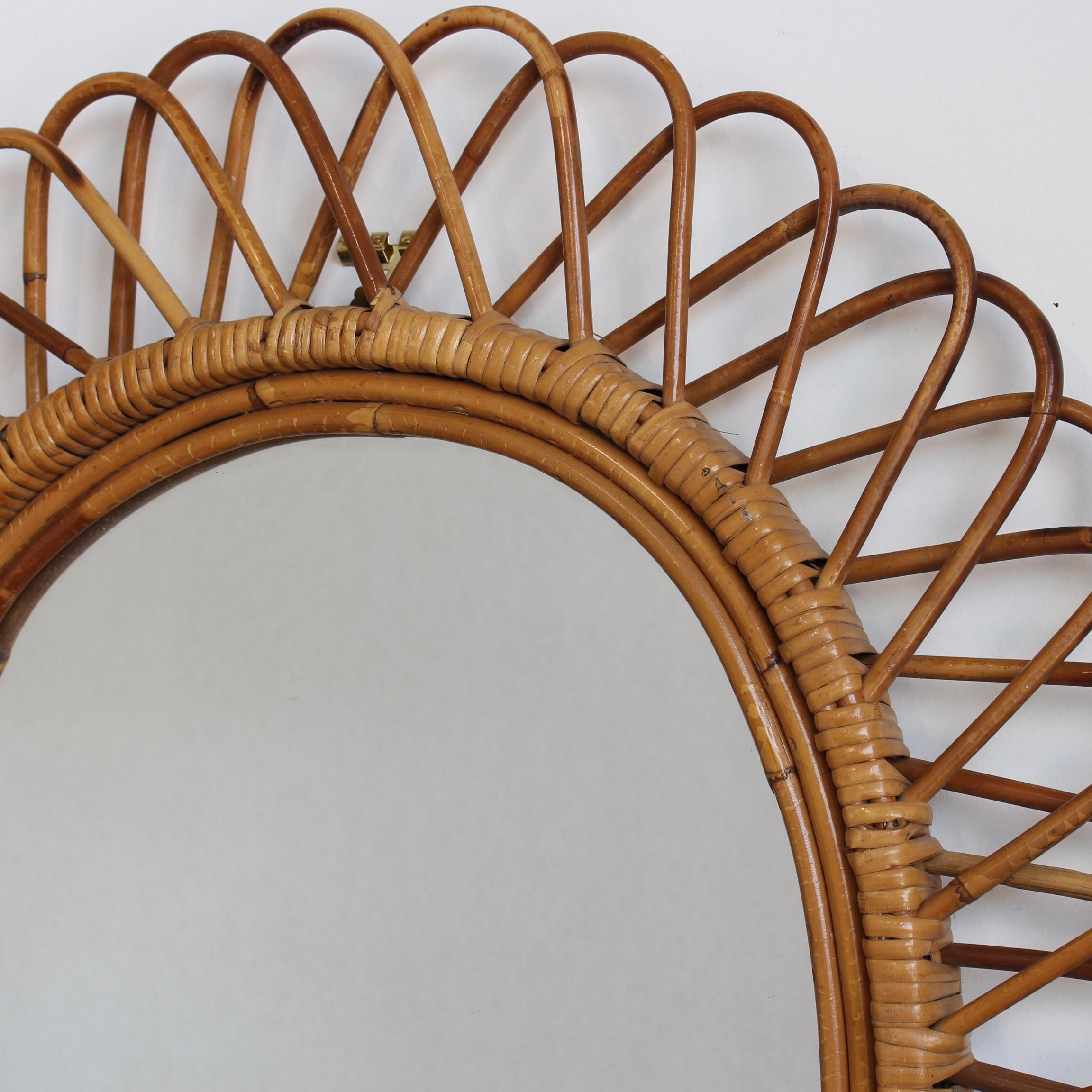 Italienischer Rattan-Wandspiegel aus der Mitte des Jahrhunderts (ca. 1960er Jahre) im Angebot 1