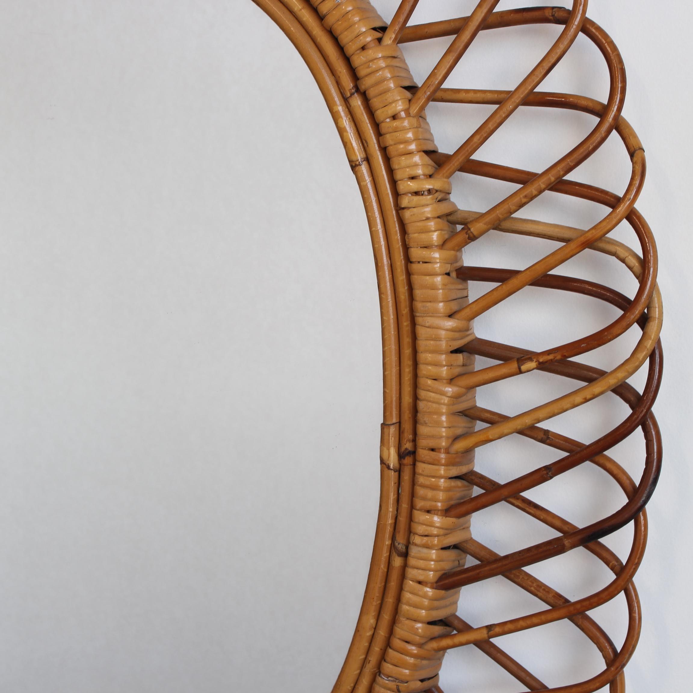 Italienischer Rattan-Wandspiegel aus der Mitte des Jahrhunderts (ca. 1960er Jahre) im Angebot 2