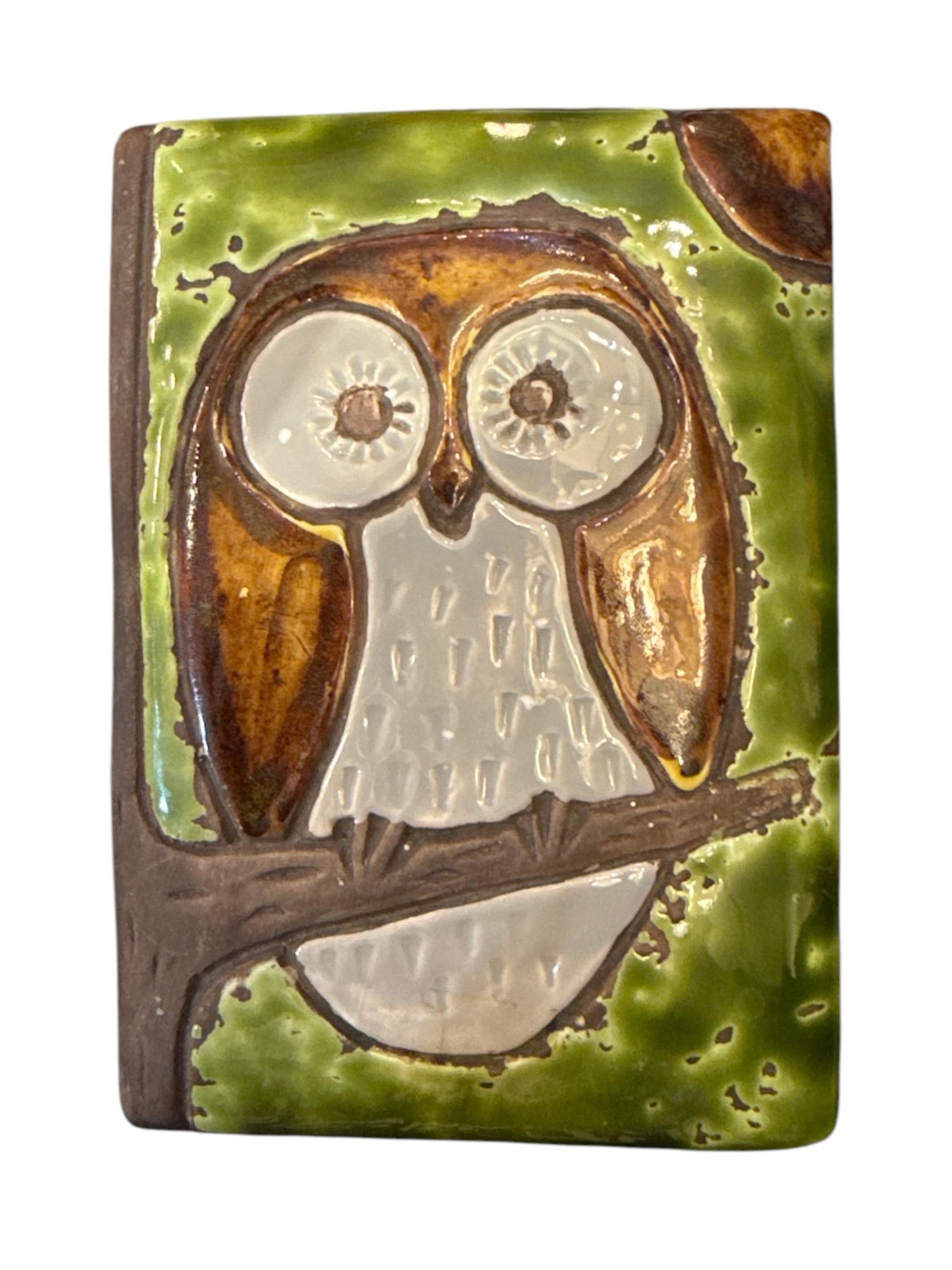 This Mid-Century Italian Raymor Pottery Box is a charming and unique piece of vintage design. Featuring a whimsical owl perched on the lid, it combines playful artistry with the sleek, minimalist style of the era.