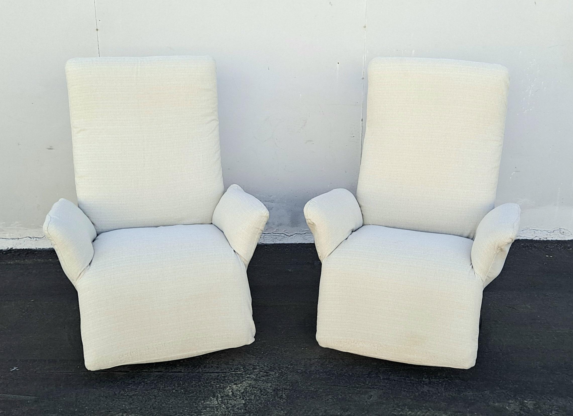 Italian 1970s vintage lounge chair in original white fabric from the 1970s the chair reclines when the reclining button turns left. When the lounge chair recline fully extended is 50 inches long. The lounge chair swivels, fabric upholstery was just