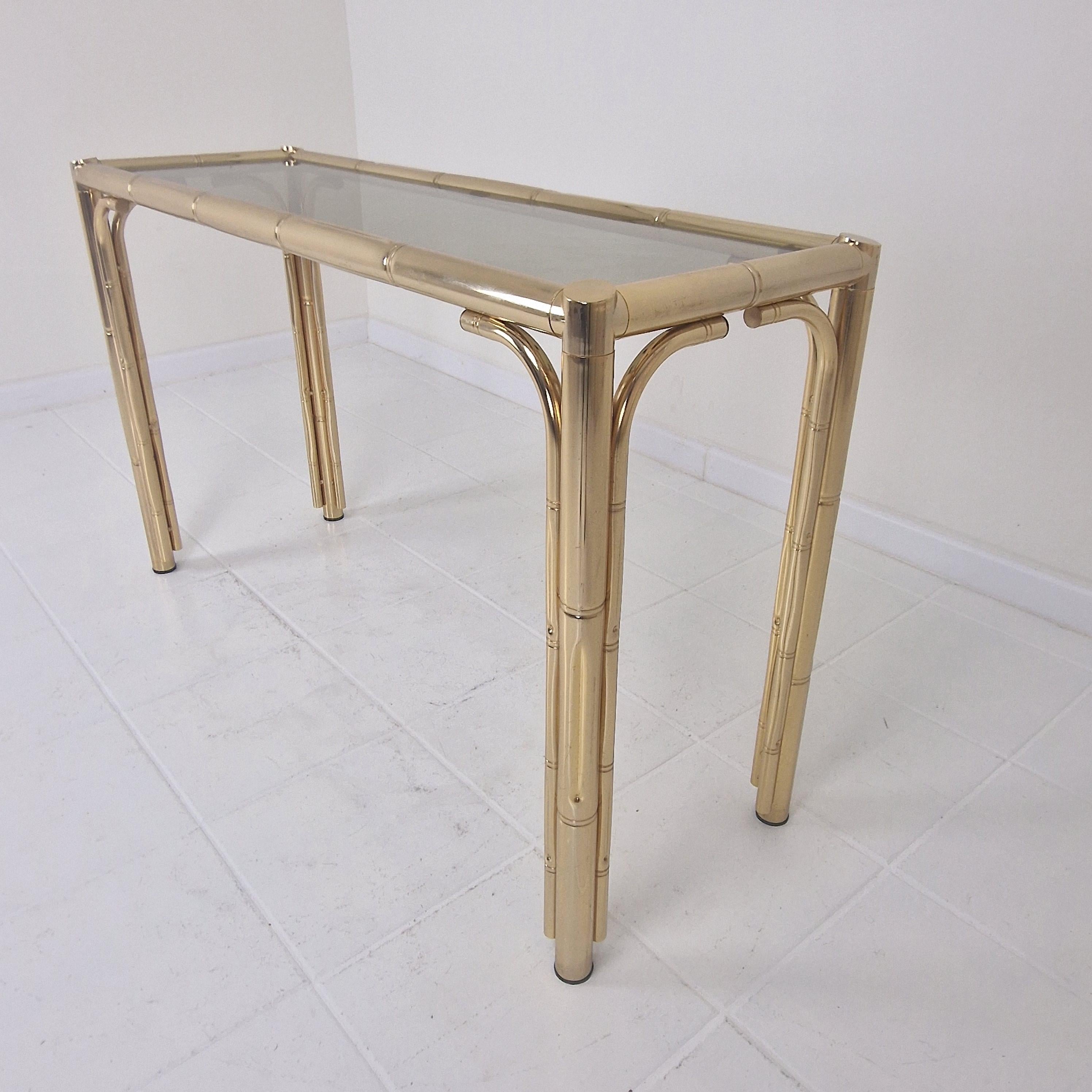 Table d'appoint rectangulaire italienne du milieu du siècle dernier en laiton, bambou et verre fumé, 1970 en vente 4