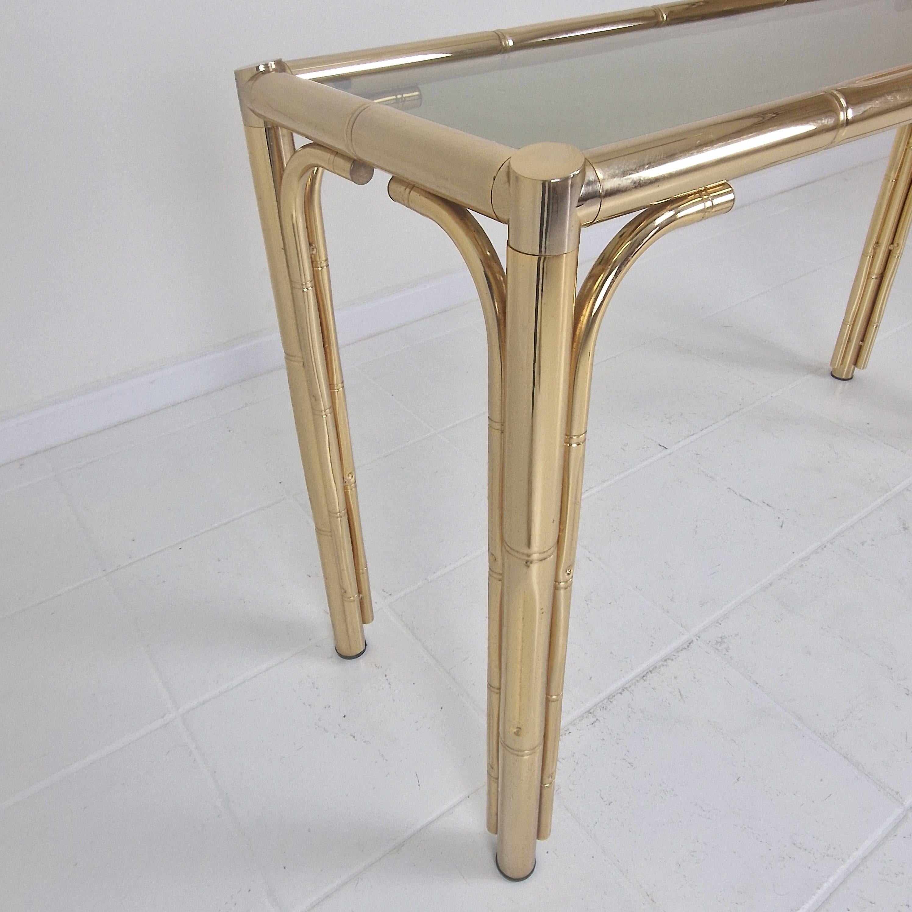 Table d'appoint rectangulaire italienne du milieu du siècle dernier en laiton, bambou et verre fumé, 1970 en vente 5