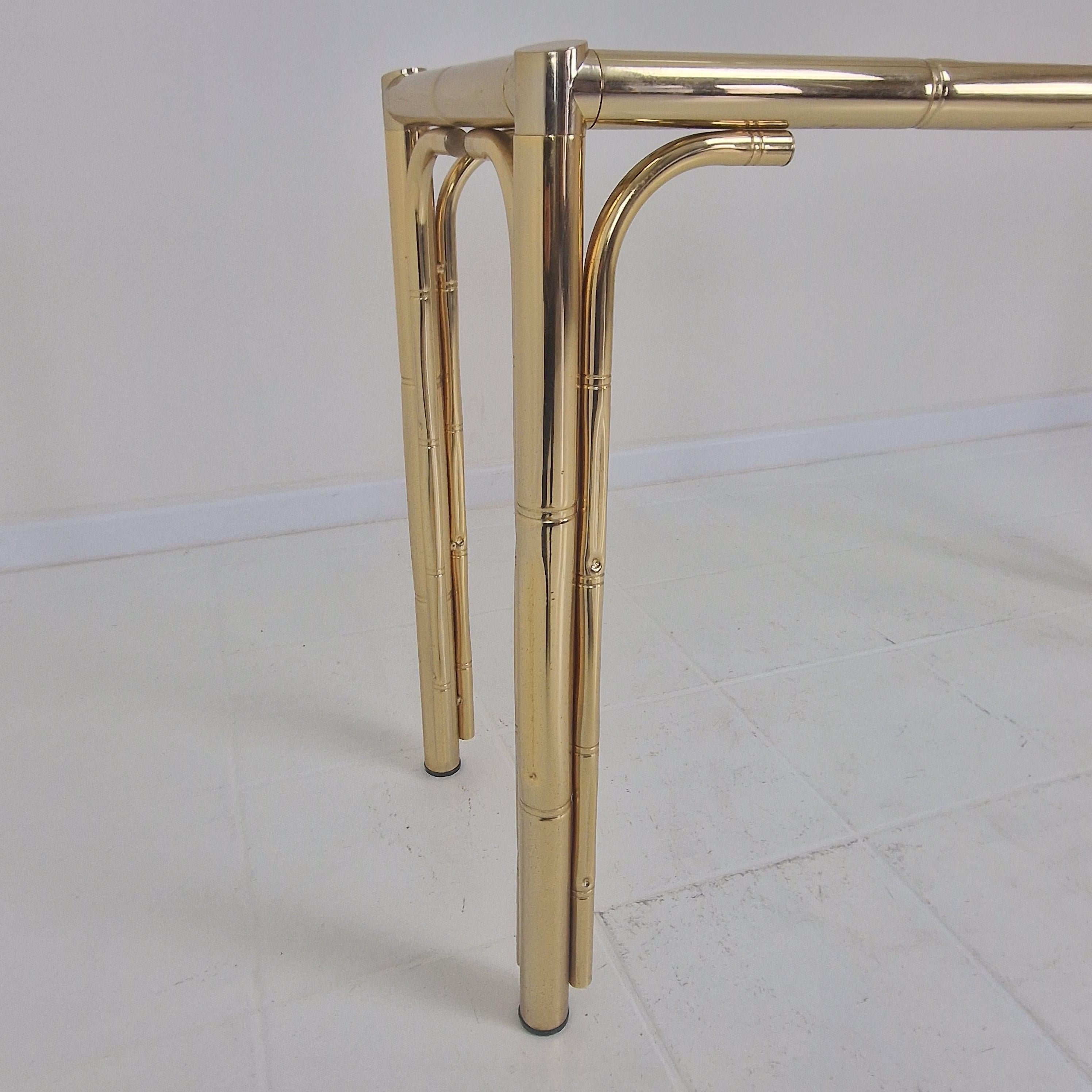 Table d'appoint rectangulaire italienne du milieu du siècle dernier en laiton, bambou et verre fumé, 1970 en vente 6