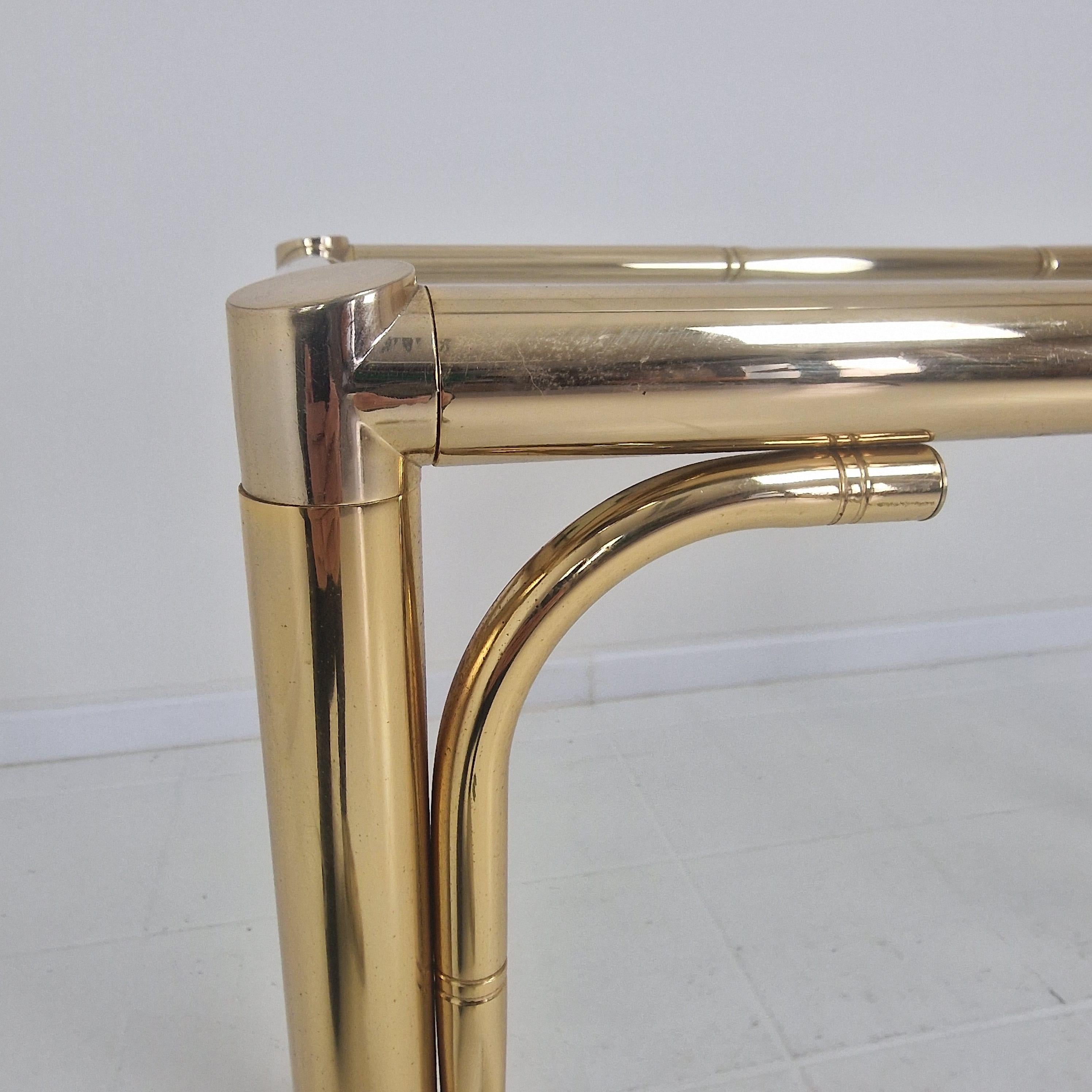 Table d'appoint rectangulaire italienne du milieu du siècle dernier en laiton, bambou et verre fumé, 1970 en vente 7
