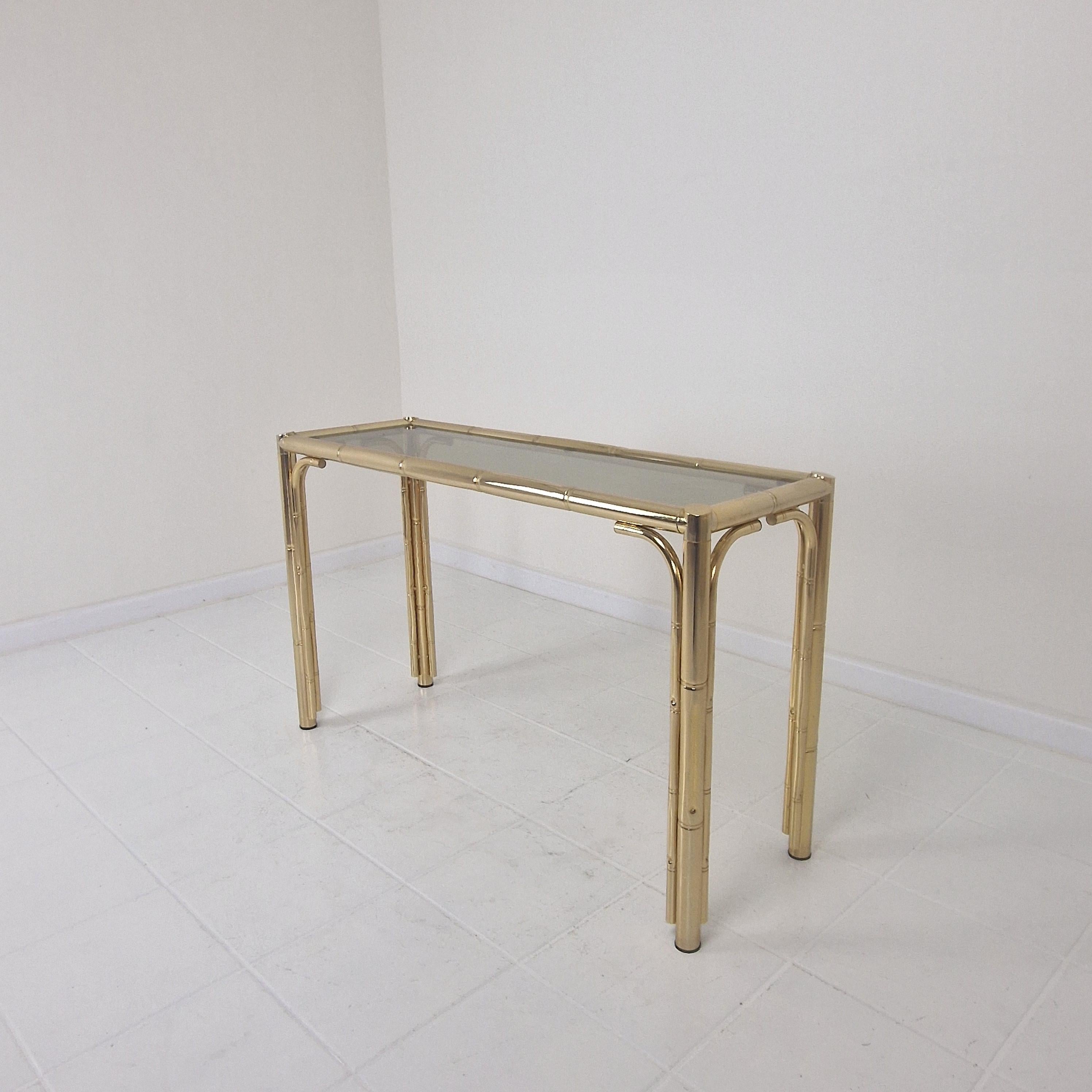 Très belle table d'appoint rectangulaire en métal plaqué et verre fumé.
Cette magnifique table a été fabriquée en Italie dans les années 1970.  

Il est fabriqué avec de très beaux détails, les tubes sont comme du bambou.

il présente les traces