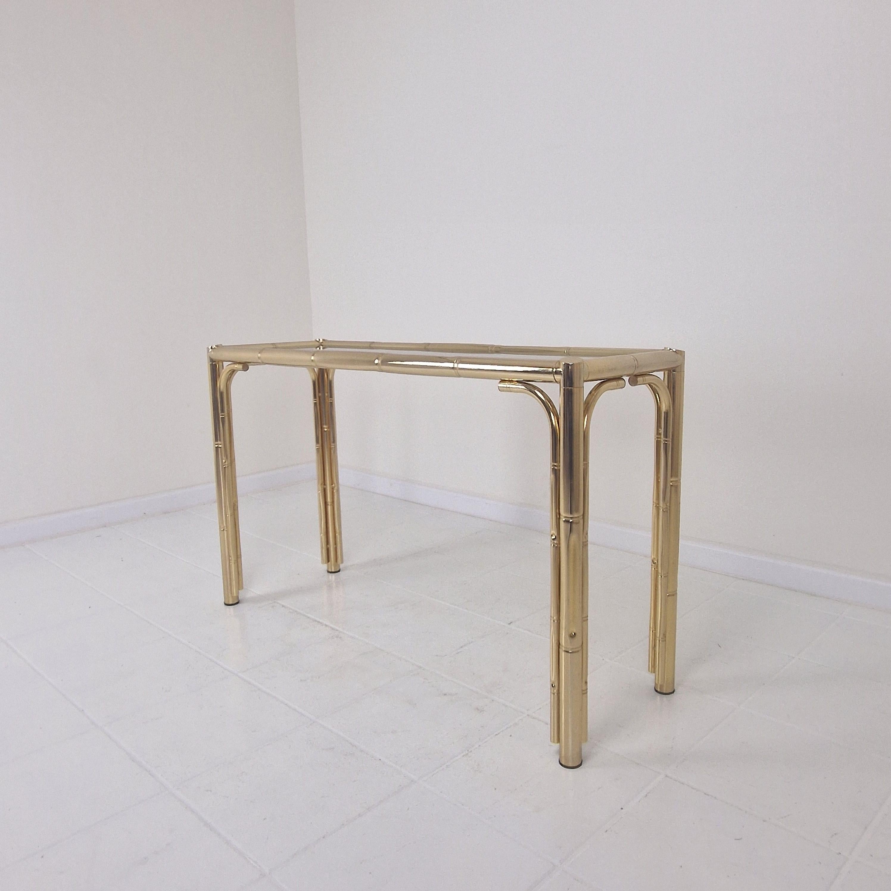 Mid-Century Modern Table d'appoint rectangulaire italienne du milieu du siècle dernier en laiton, bambou et verre fumé, 1970 en vente