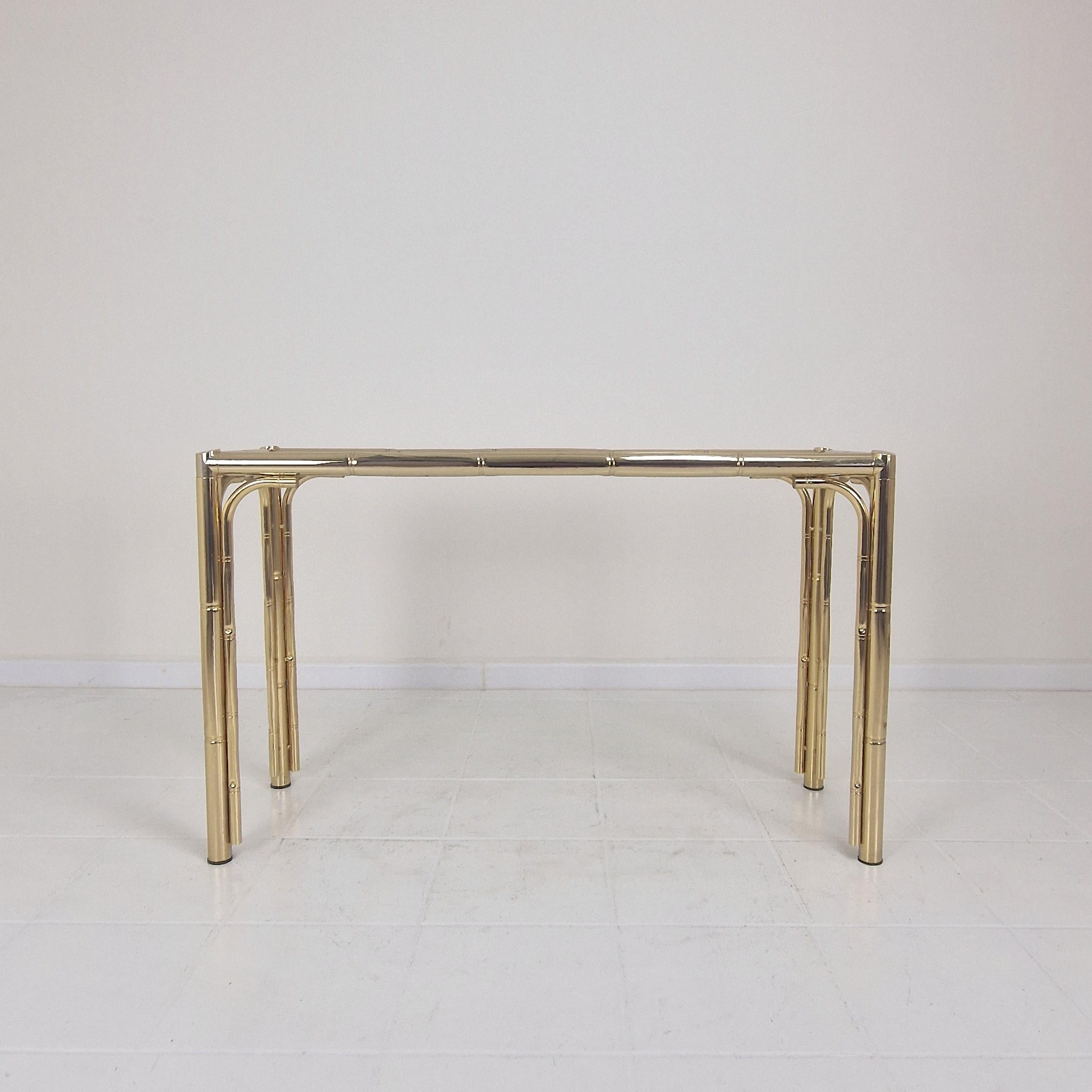 Fin du 20e siècle Table d'appoint rectangulaire italienne du milieu du siècle dernier en laiton, bambou et verre fumé, 1970 en vente