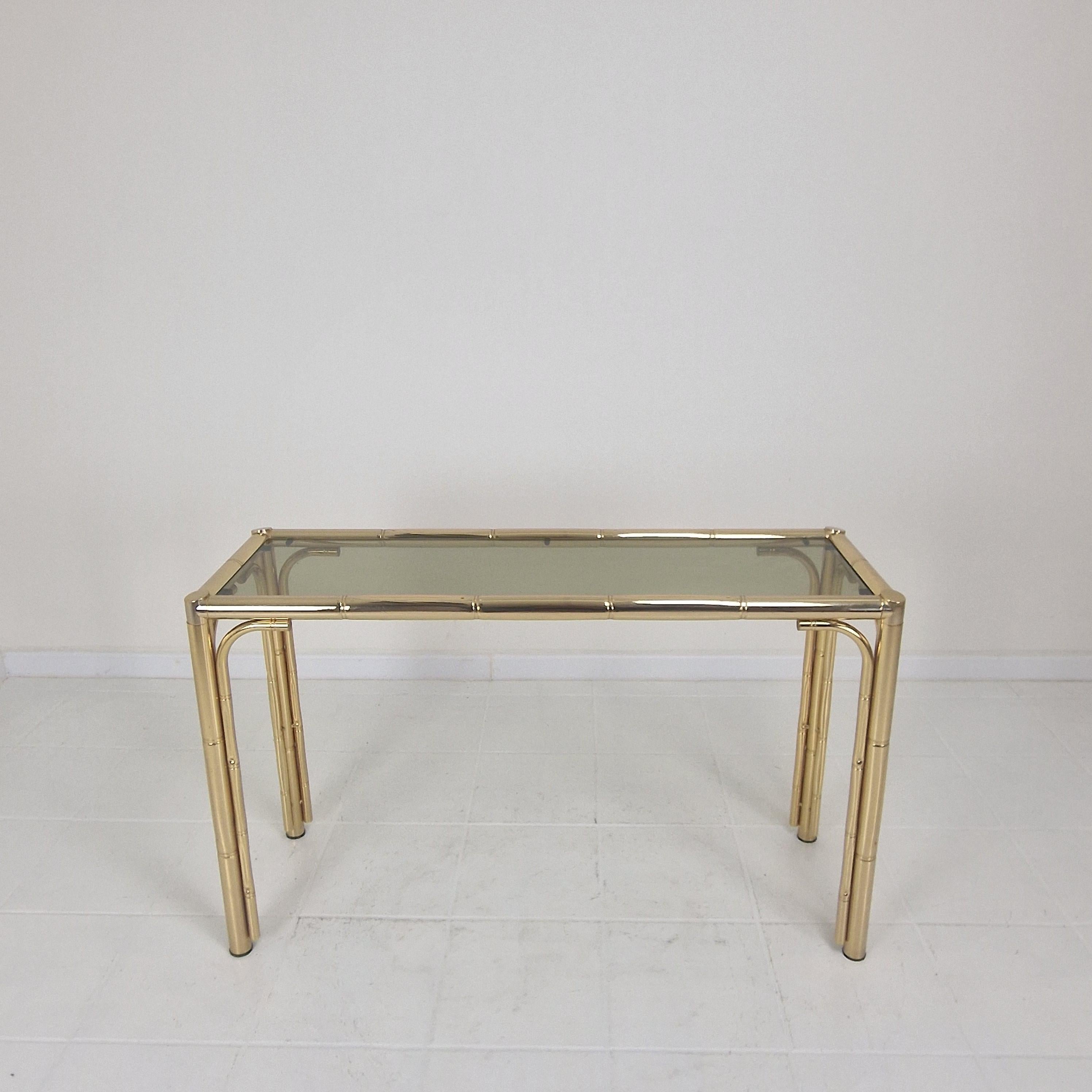 Métal Table d'appoint rectangulaire italienne du milieu du siècle dernier en laiton, bambou et verre fumé, 1970 en vente