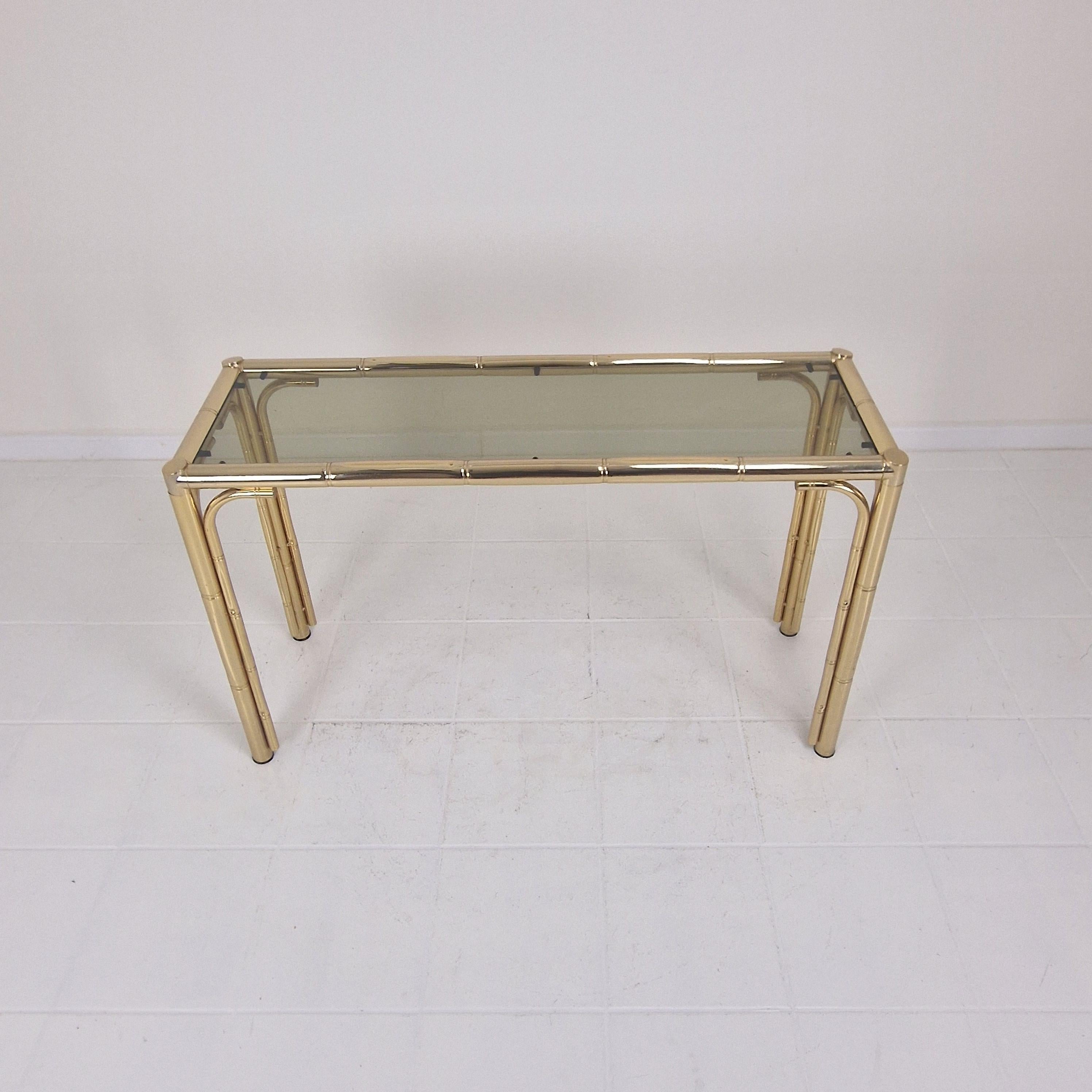 Table d'appoint rectangulaire italienne du milieu du siècle dernier en laiton, bambou et verre fumé, 1970 en vente 1