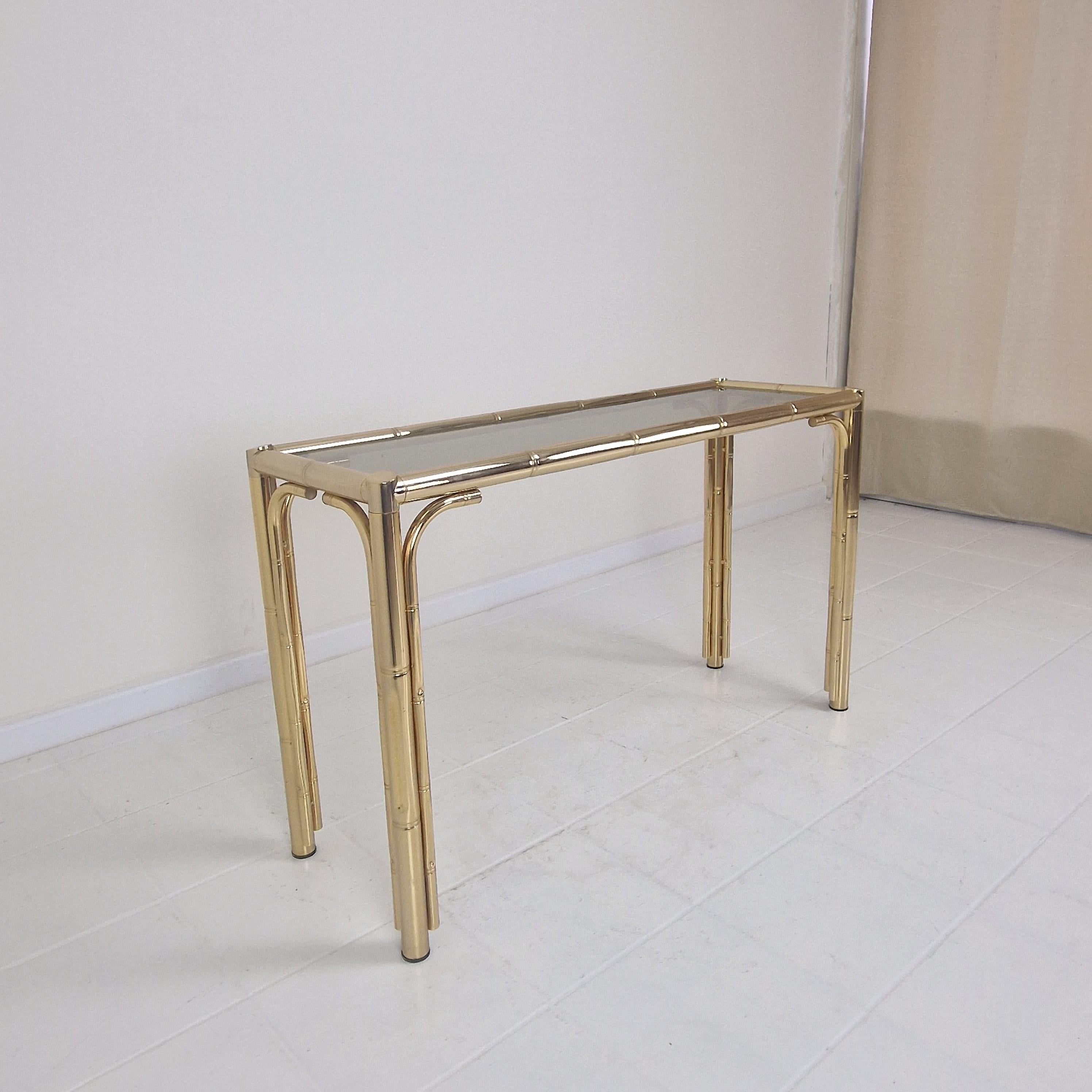 Table d'appoint rectangulaire italienne du milieu du siècle dernier en laiton, bambou et verre fumé, 1970 en vente 2